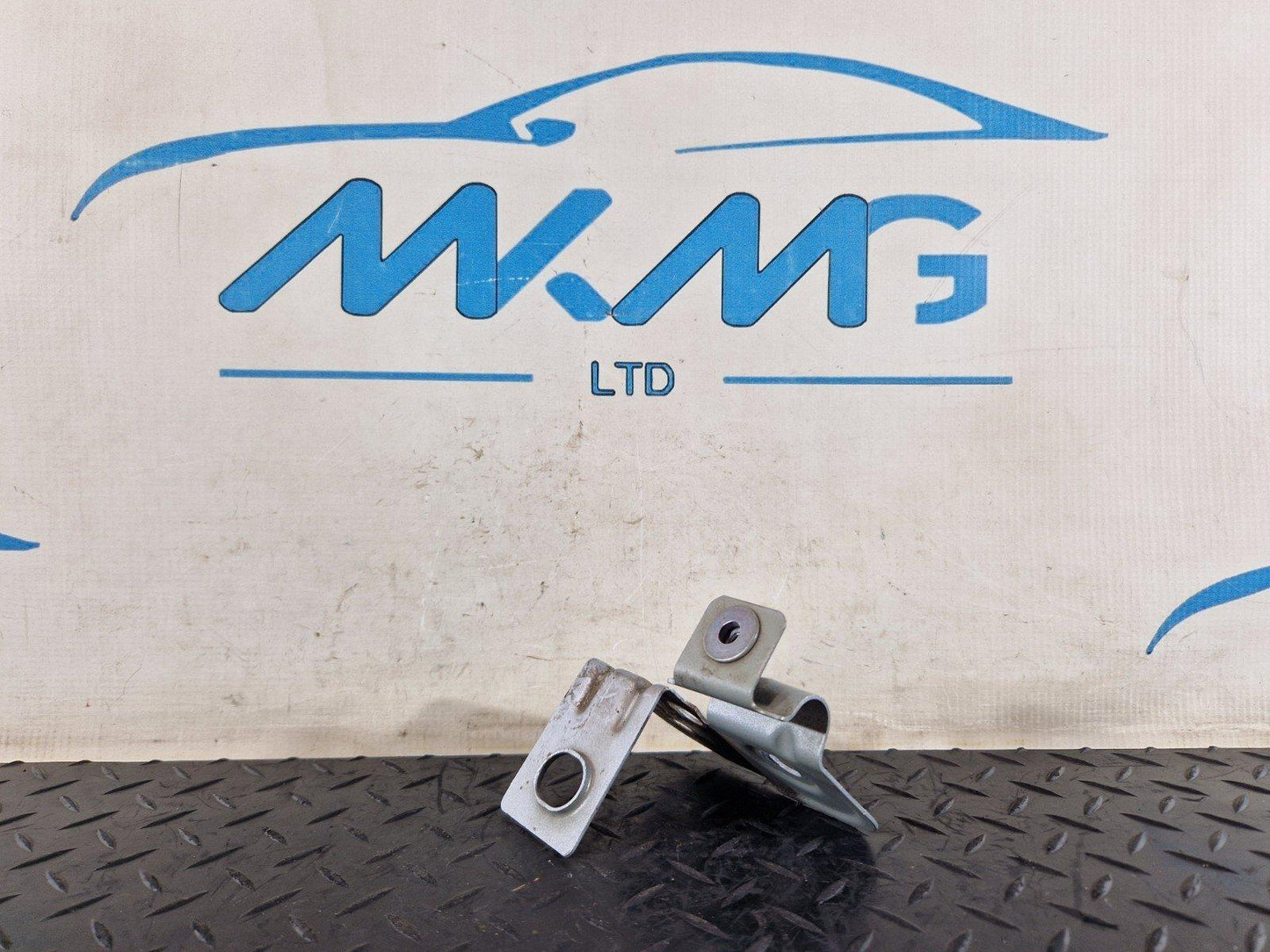 16-20 AUDI Q7 4M GENUINE FRONT RIGHT O/S FENDER HOLDER WING BRACKET 4M0821168