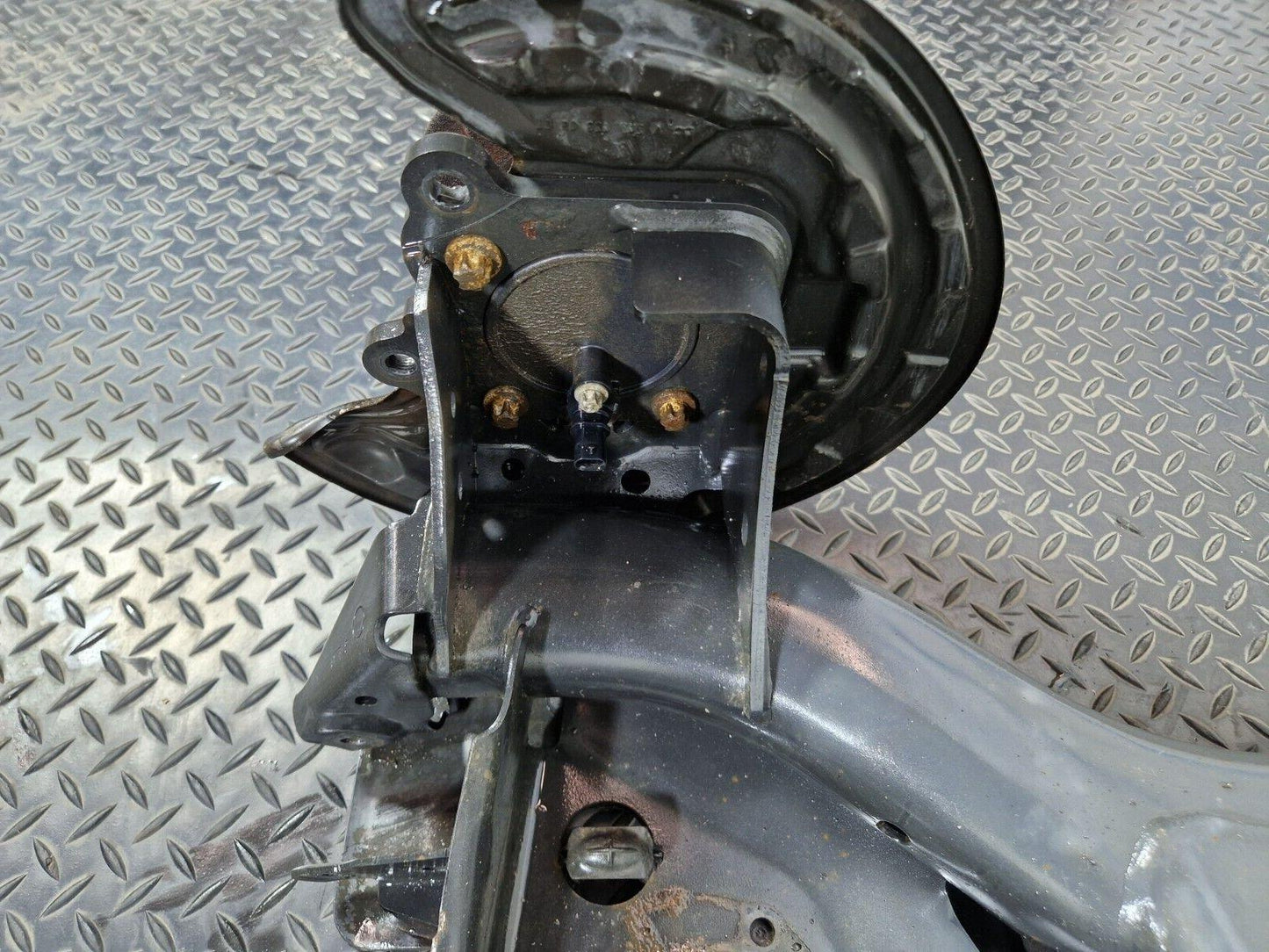 19-ON MERCEDES CLA E250e C118 GENUINE REAR AXLE WITH WHEEL BEARING 11858413000