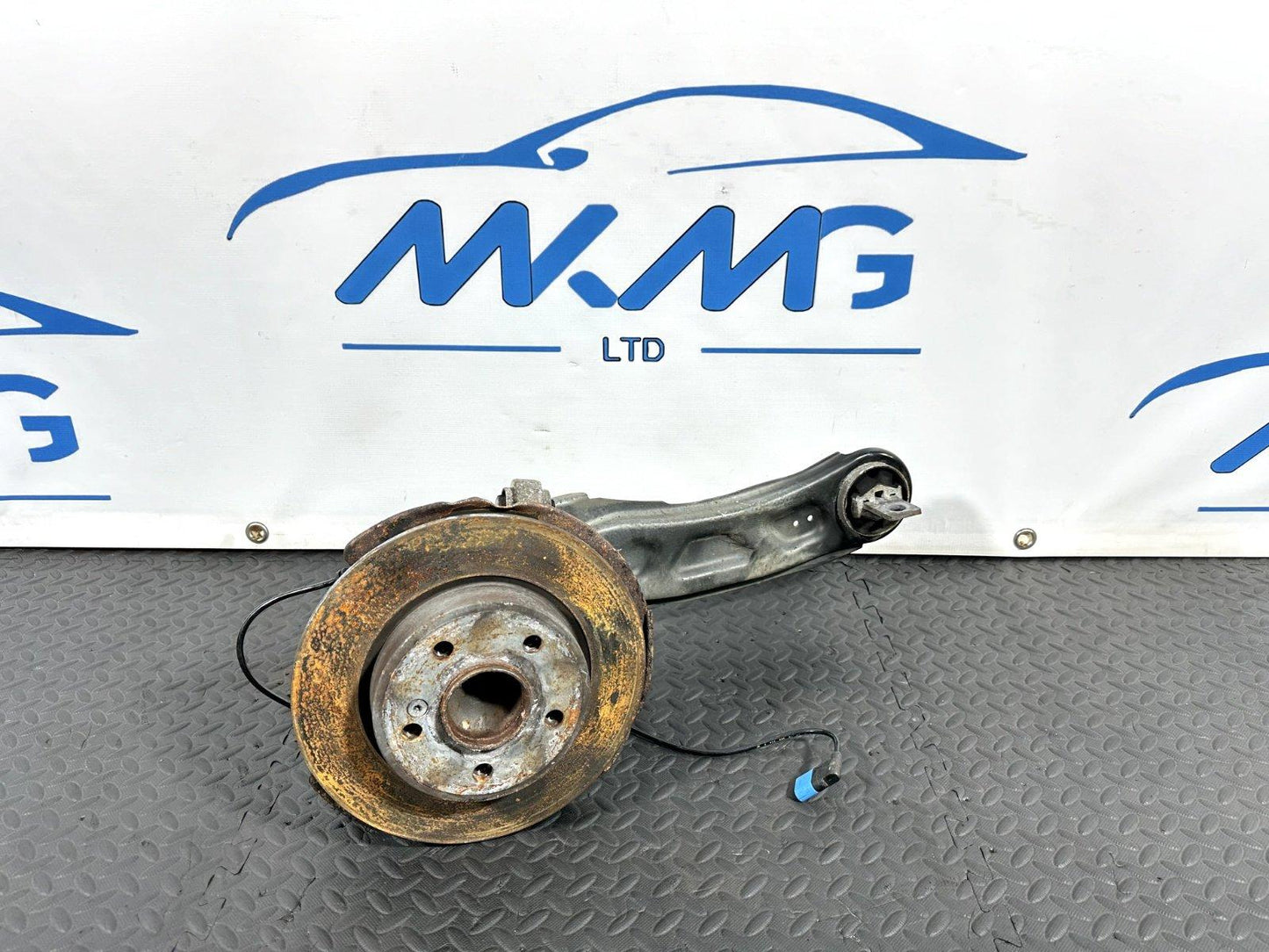 12-18 MERCEDES A-CLASS W176 GENUINE REAR RIGHT SIDE WHEEL HUB & ARM 2460406