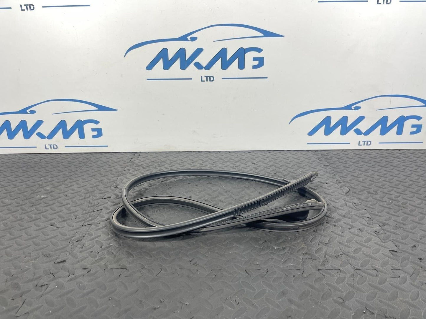 13-19 MERCEDES BENZ CLA C117 FRONT RIGHT DOOR SEAL RUBBER A1176730421