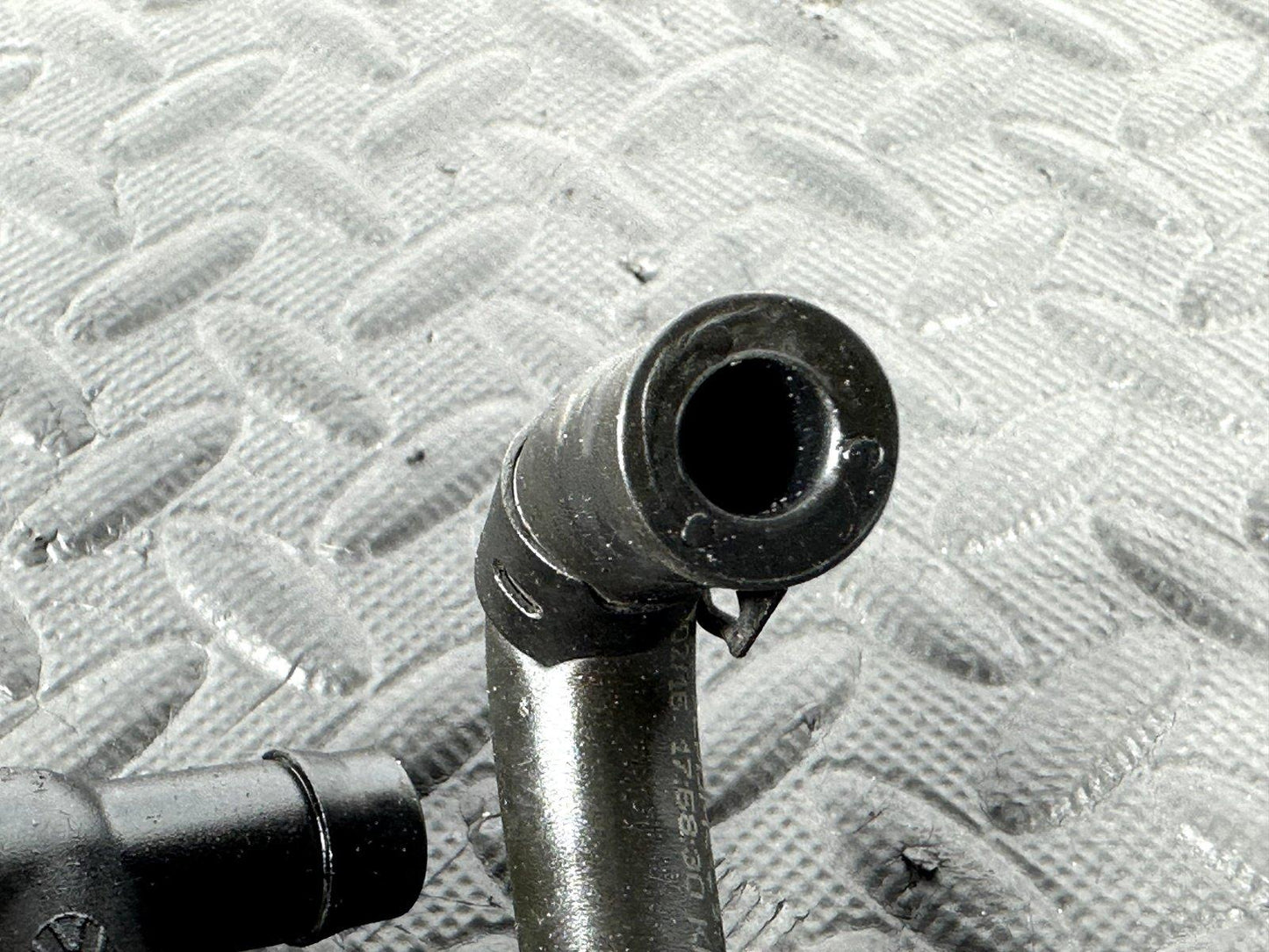16-19 AUDI A4 B9 GENUINE 1.4 TFSI VENTILATION HOSE PIPE 04E103474T