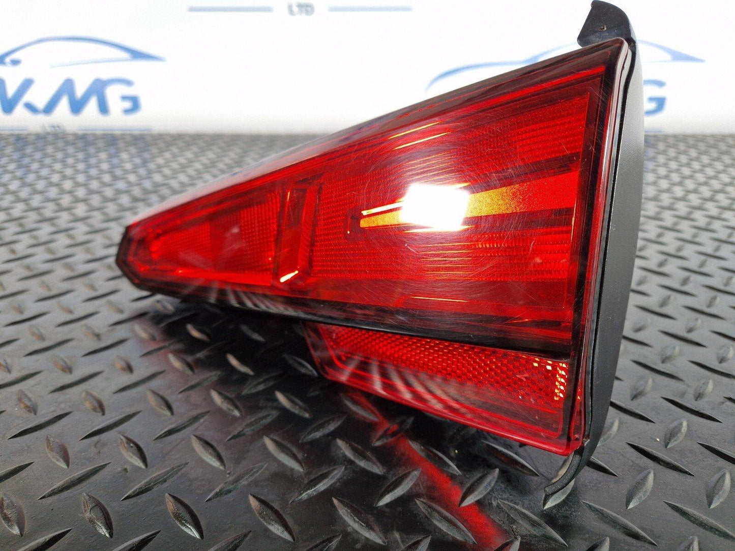 16-19 AUDI A4 B9 SALOON REAR RIGHT O/S/R INNER TAILGATE LIGHT 8W5945076A
