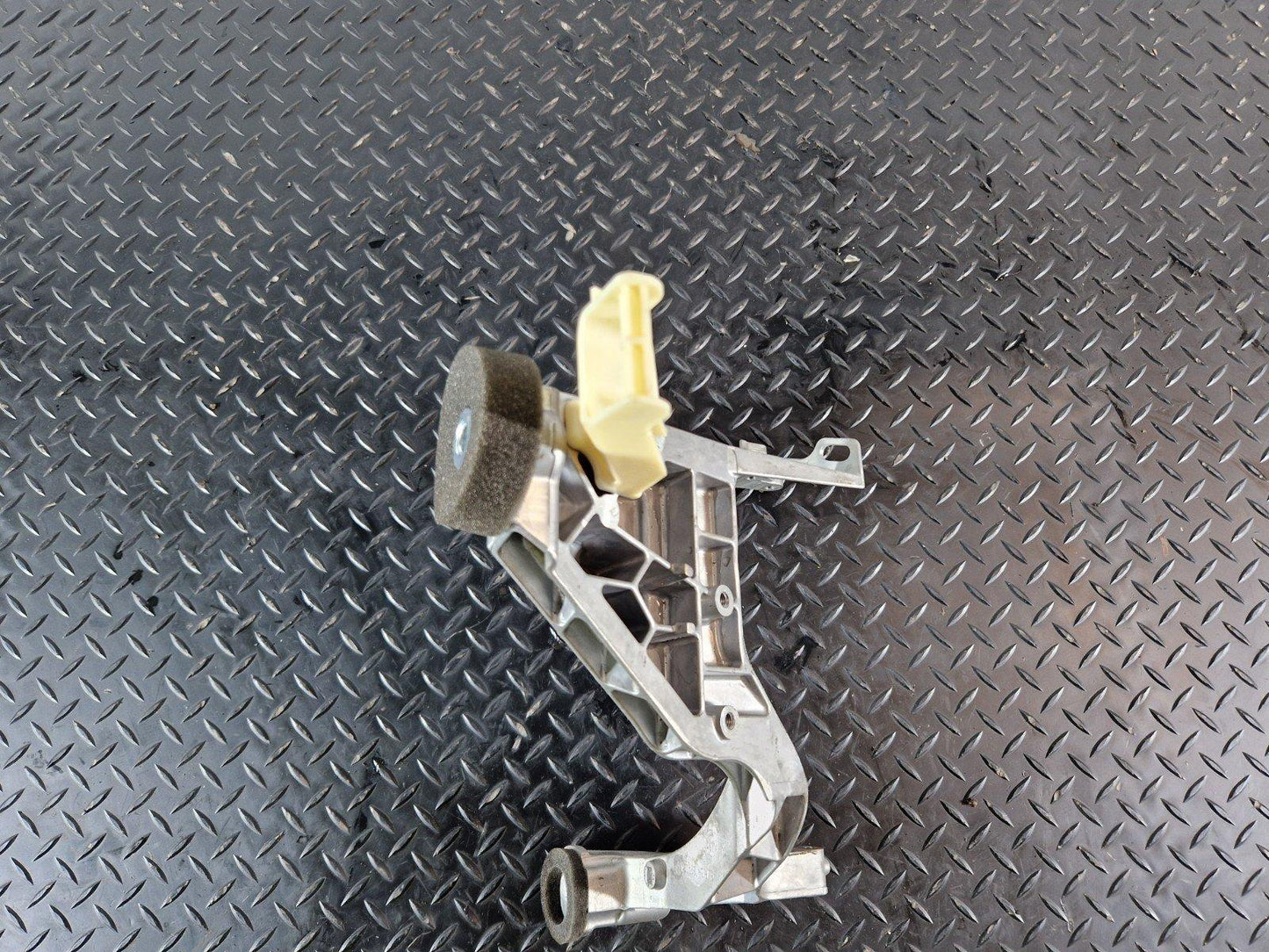 11-18 BMW 6 SERIES F13 STEERING RACK MOUNT BRACKET HOLDER 6140829