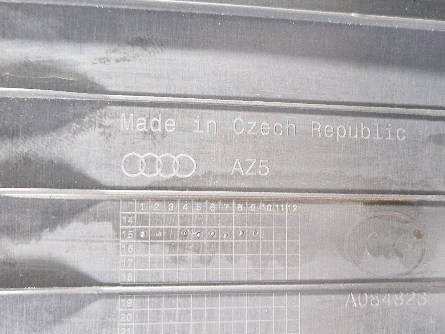 16-19 AUDI A4 B9 GENUINE TAILGATE BOOT LOCK TRIM COVER SILL 8W5863471