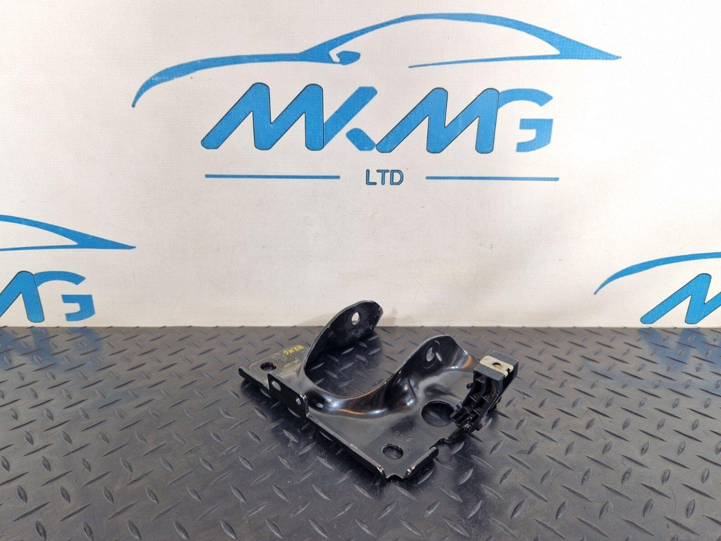 18-ON MERCEDES BENZ A CLASS W177 MAIN FLOOR LEFT SIDE N/S HOLDER BRACKET MOUNT