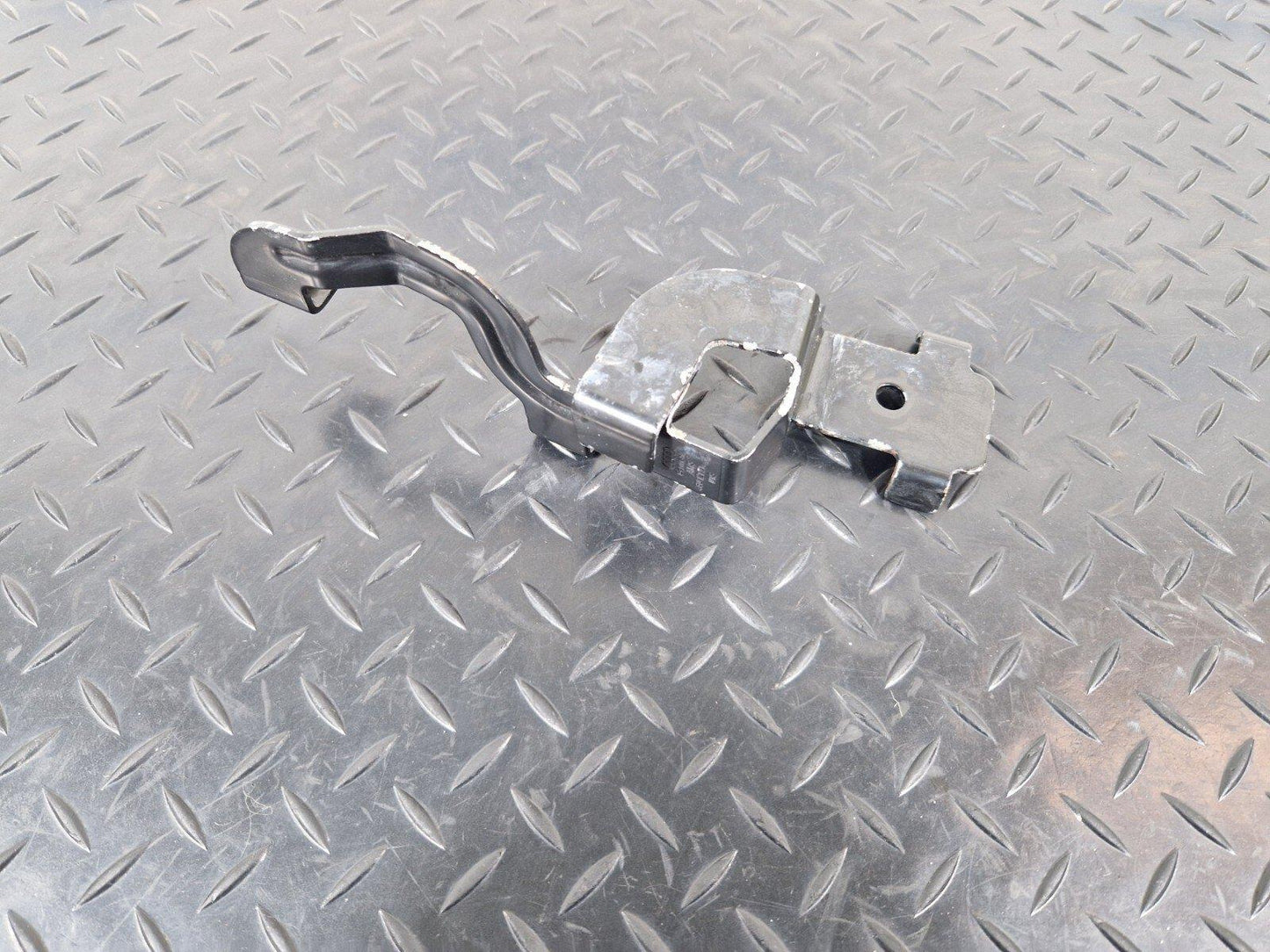 15-18 AUDI A7 4G GENUINE OEM EXPANSION TANK HOLDER BRACKET 4G0121214AC