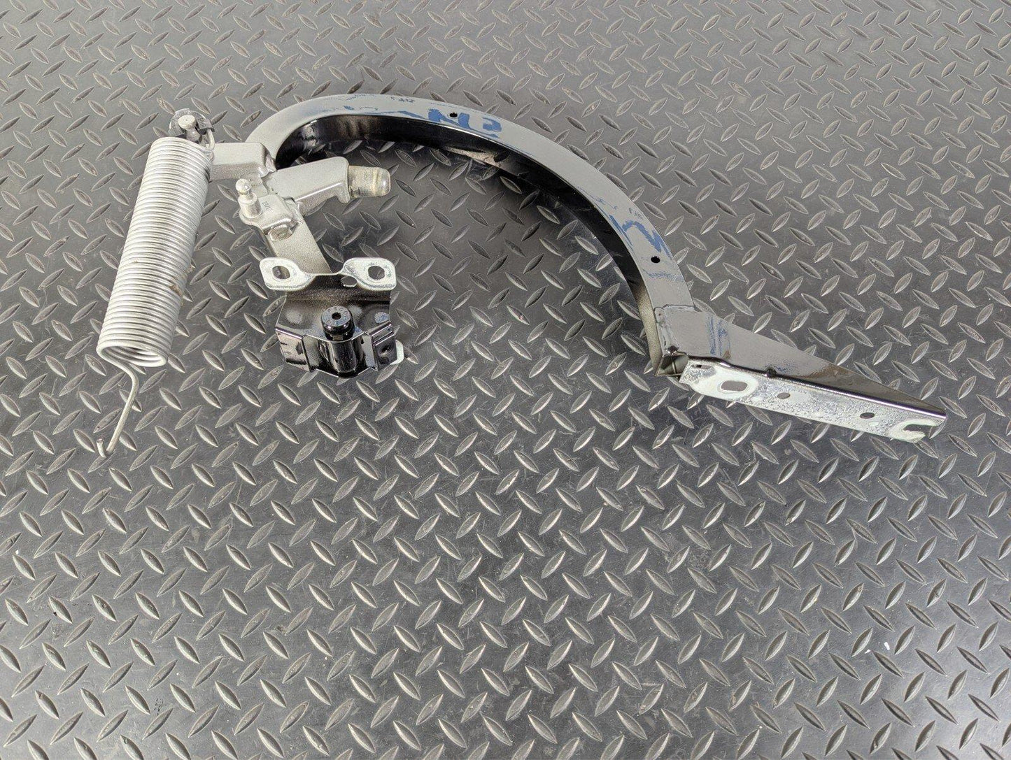 16-19 AUDI A4 B9 SALOON OEM REAR RIGHT O/S BOOT HINGE IN BLACK Y9B 8W5827302A