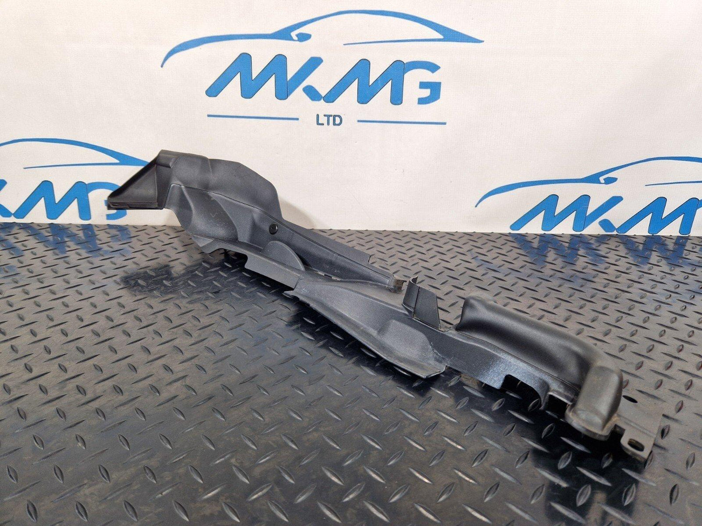 16-19 AUDI A4 B9 GENUINE RIGHT DRIVER SIDE WING PANEL SEAL 8W0821170