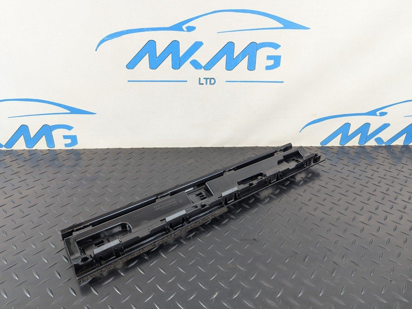 16-22 BMW X1 F48 LEFT SIDE CENTRE SKIRT MOUNTING BRACKET 7332331