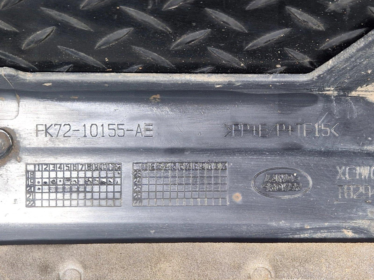 2019-ON  LAND ROVER DISCOVERY L550 LCI LEFT N/S  SKIRT IN BLACK FK72-10155-AE