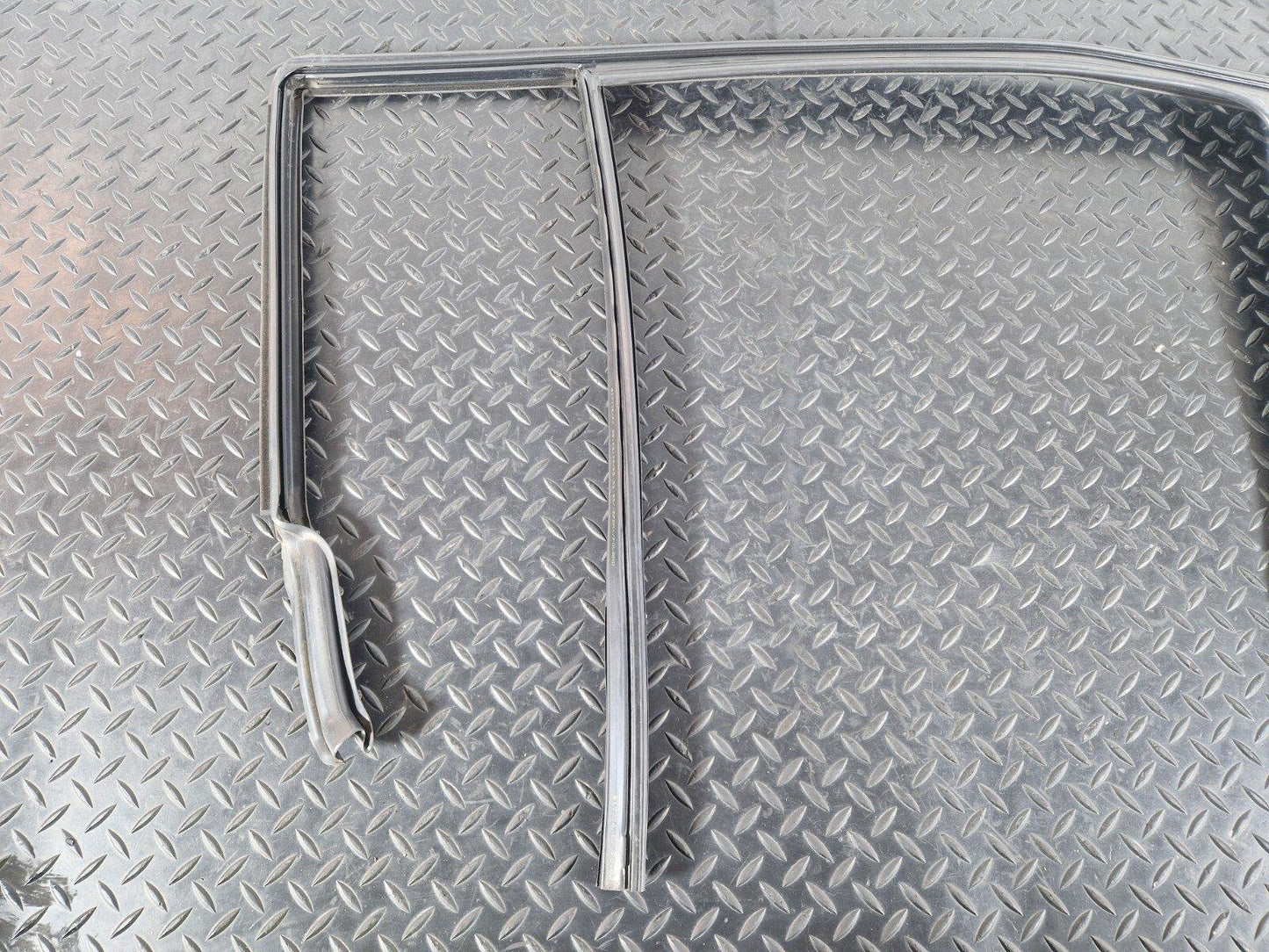 14-21 BMW 2 SERIES GRAN TOURER F46 REAR LEFT N/S DOOR WINDOW GUIDE SEAL 8498429