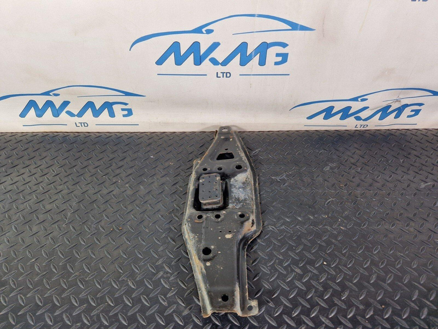 18-ON MERCEDES SPRINTER W907 FRONT BRACKET RIGHT LOWER MOUNT PLATE A9076220800