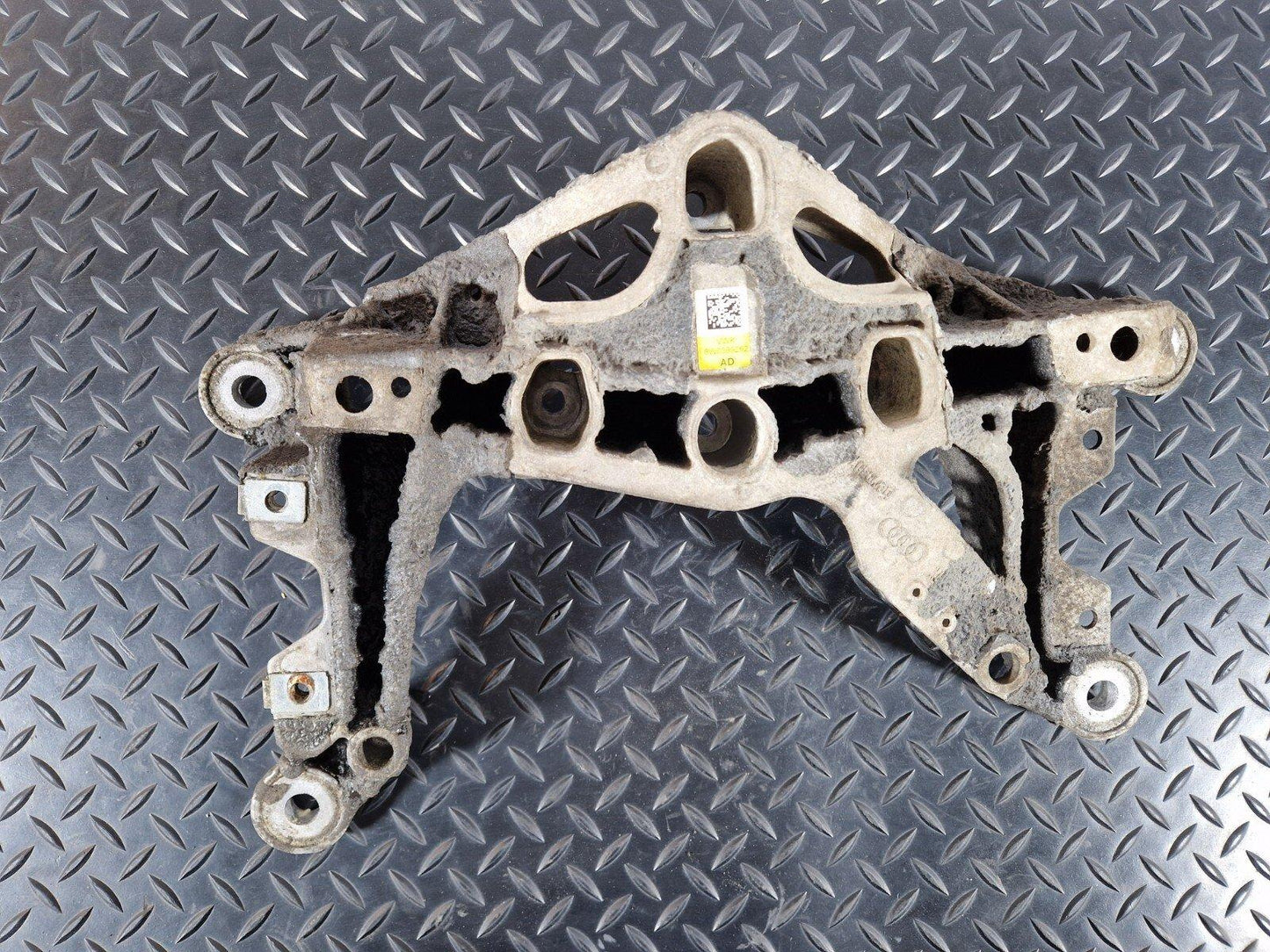 16-19 AUDI A4 B9 GENUINE MANUAL GEARBOX TRANSMISSION BRACKET 8W0399262AD