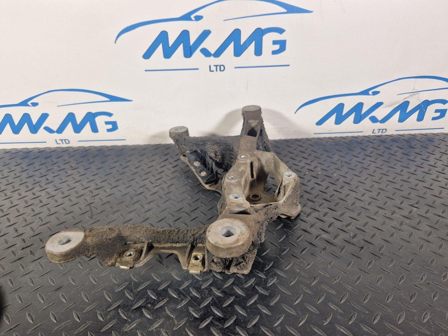 16-19 AUDI A4 B9 GENUINE MANUAL GEARBOX TRANSMISSION BRACKET 8W0399262AD