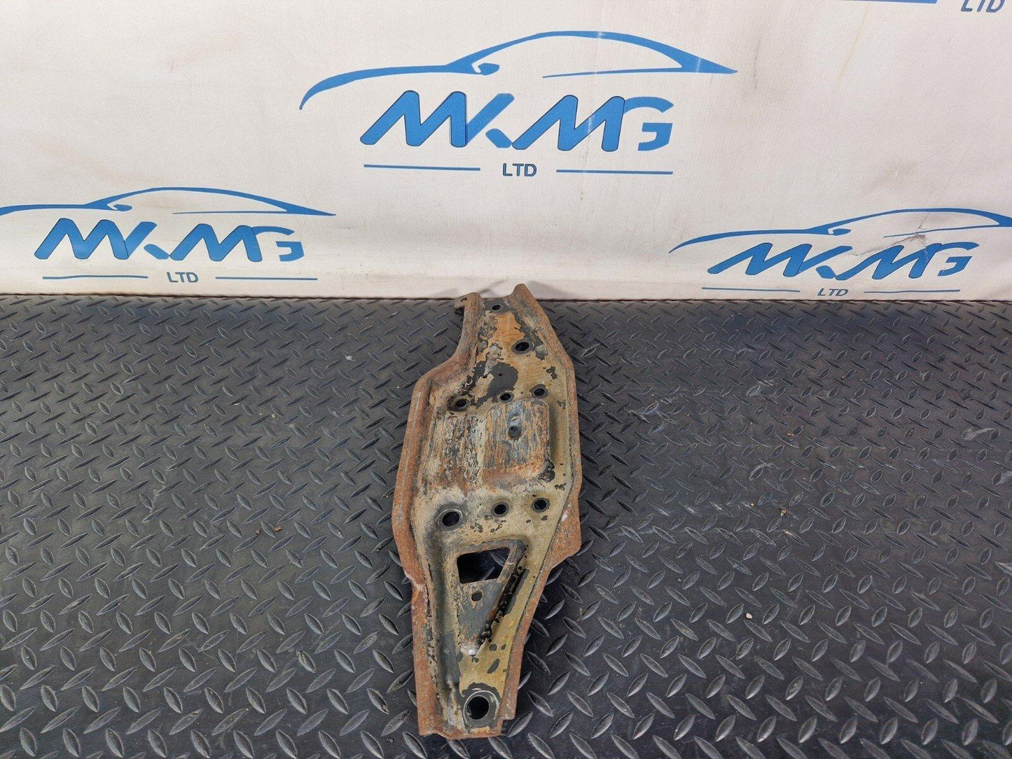 18-ON MERCEDES BENZ SPRINTER W907 FRONT BRACKET LEFT LOWER MOUNT A9076220700
