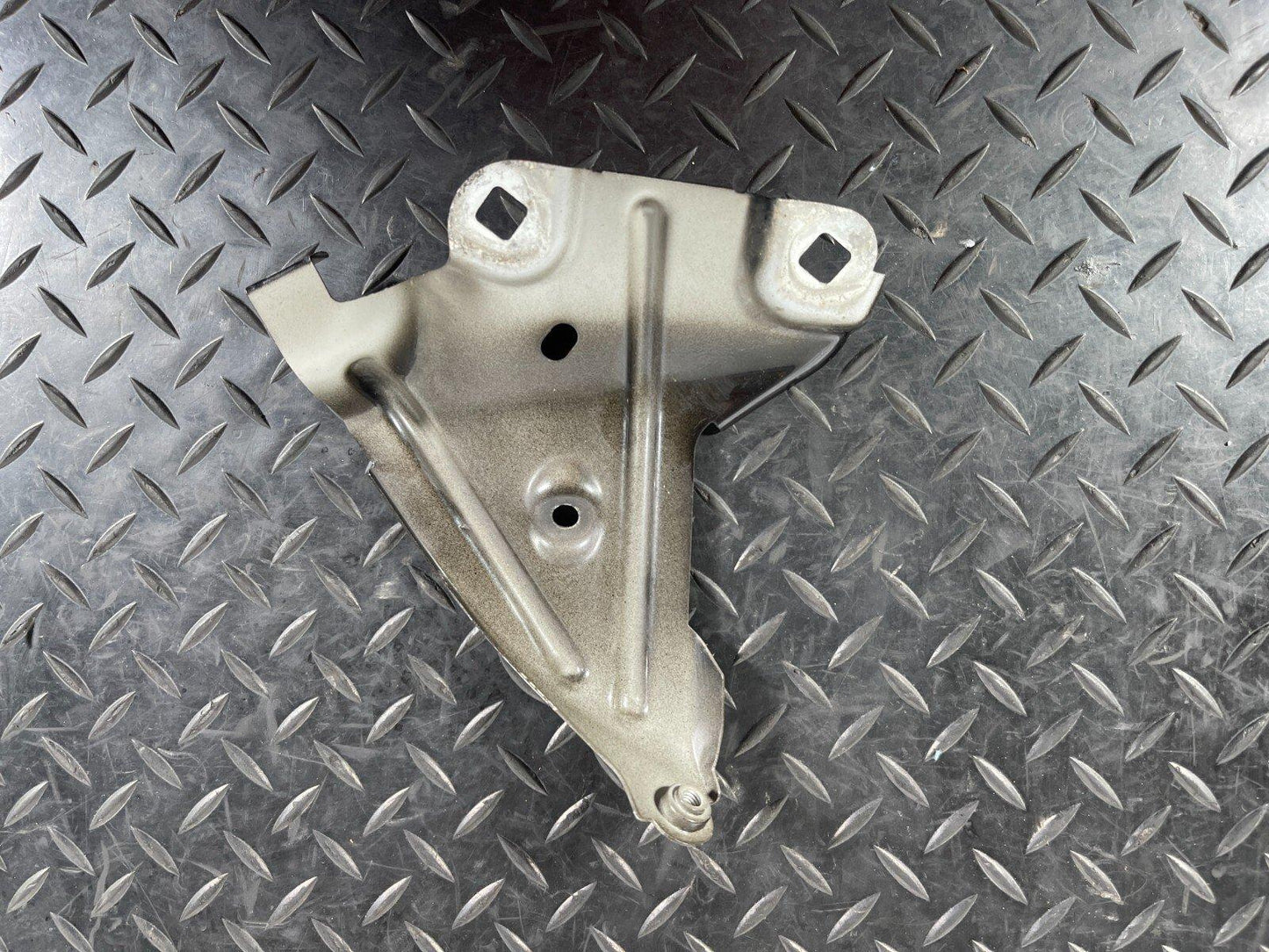 16-22 BMW X1 F48 FRONT RIGHT DRIVER SIDE WING FENDER BRACKET HOLDER 7351516
