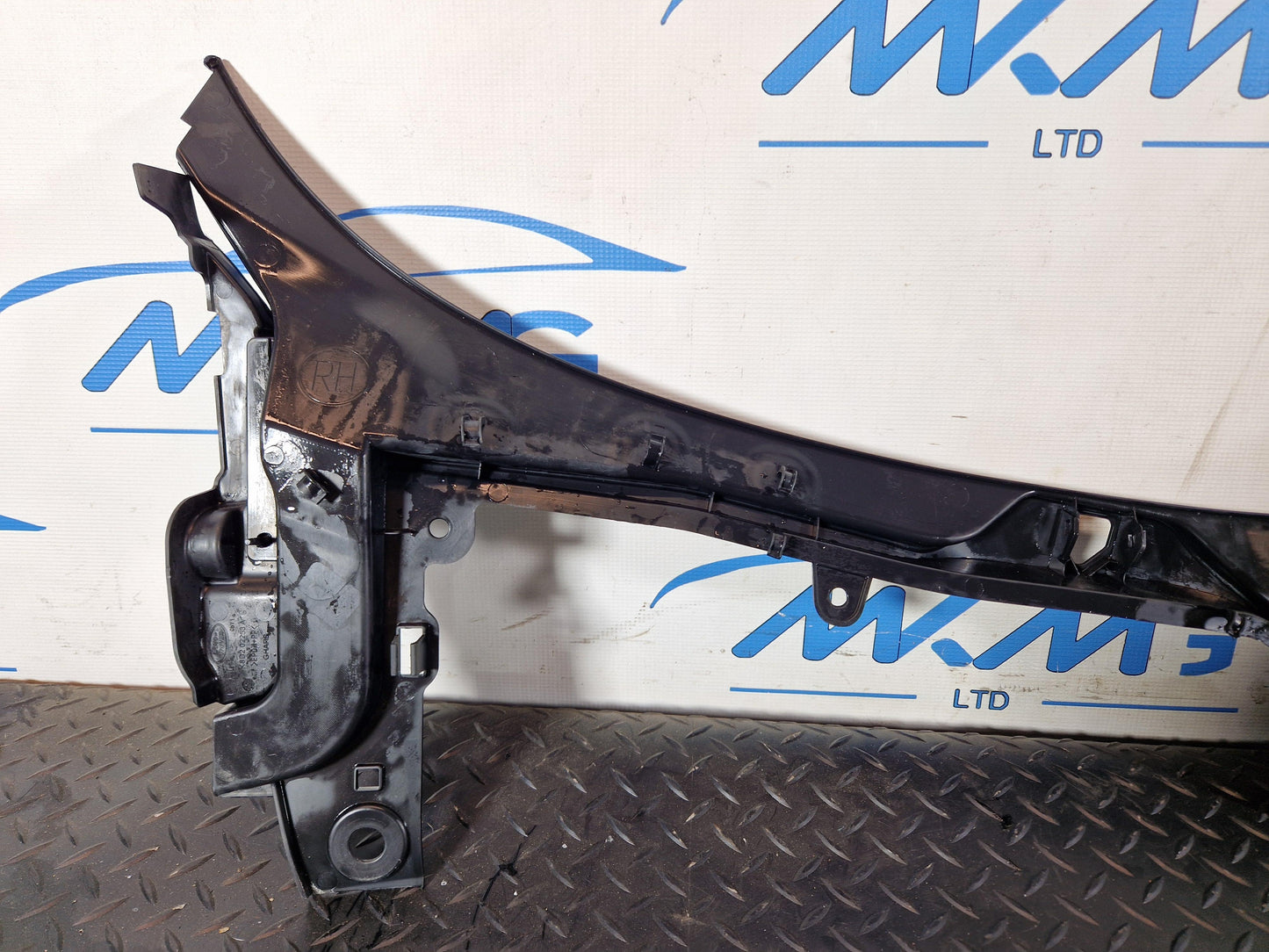 Land Rover Range Rover Evoque L551 WINDSCREEN SCUTTLE PANEL WIPER TRIM K8D24105B