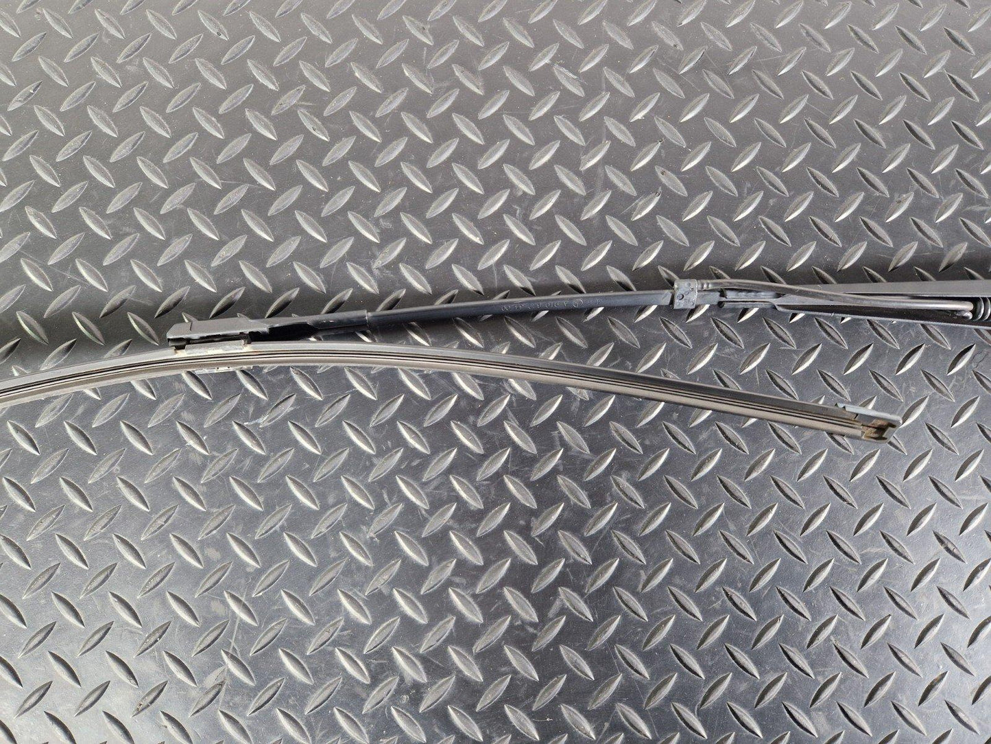 18-ON MERCEDES BENZ SPRINTER W907 W910 WIPER ARM RIGHT O/S A9108203400
