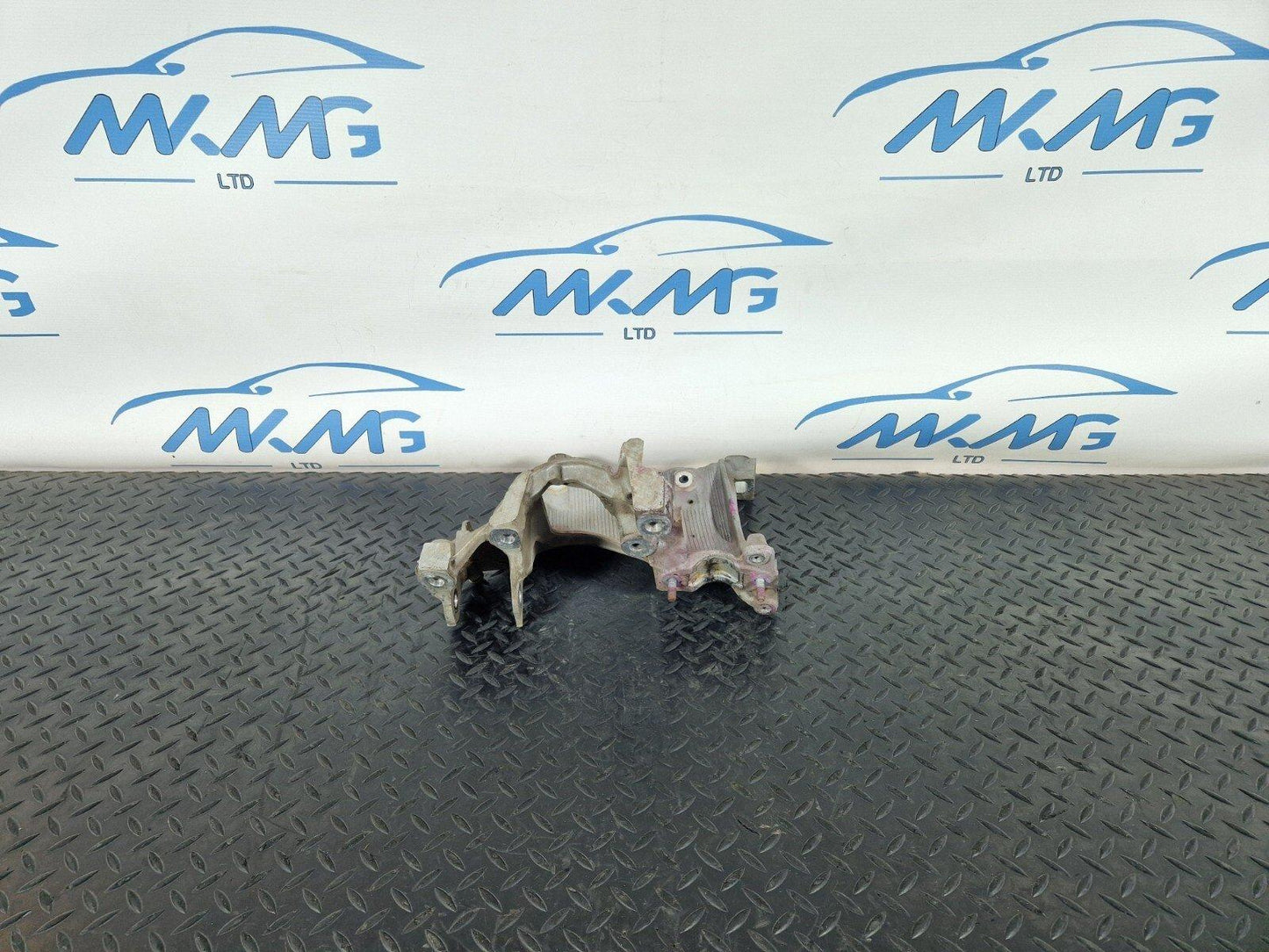 16-19 AUDI A4 B9 GENUINE FRONT LEFT N/S SIDE ENGINE MOUNT BRACKET 8W0399295E
