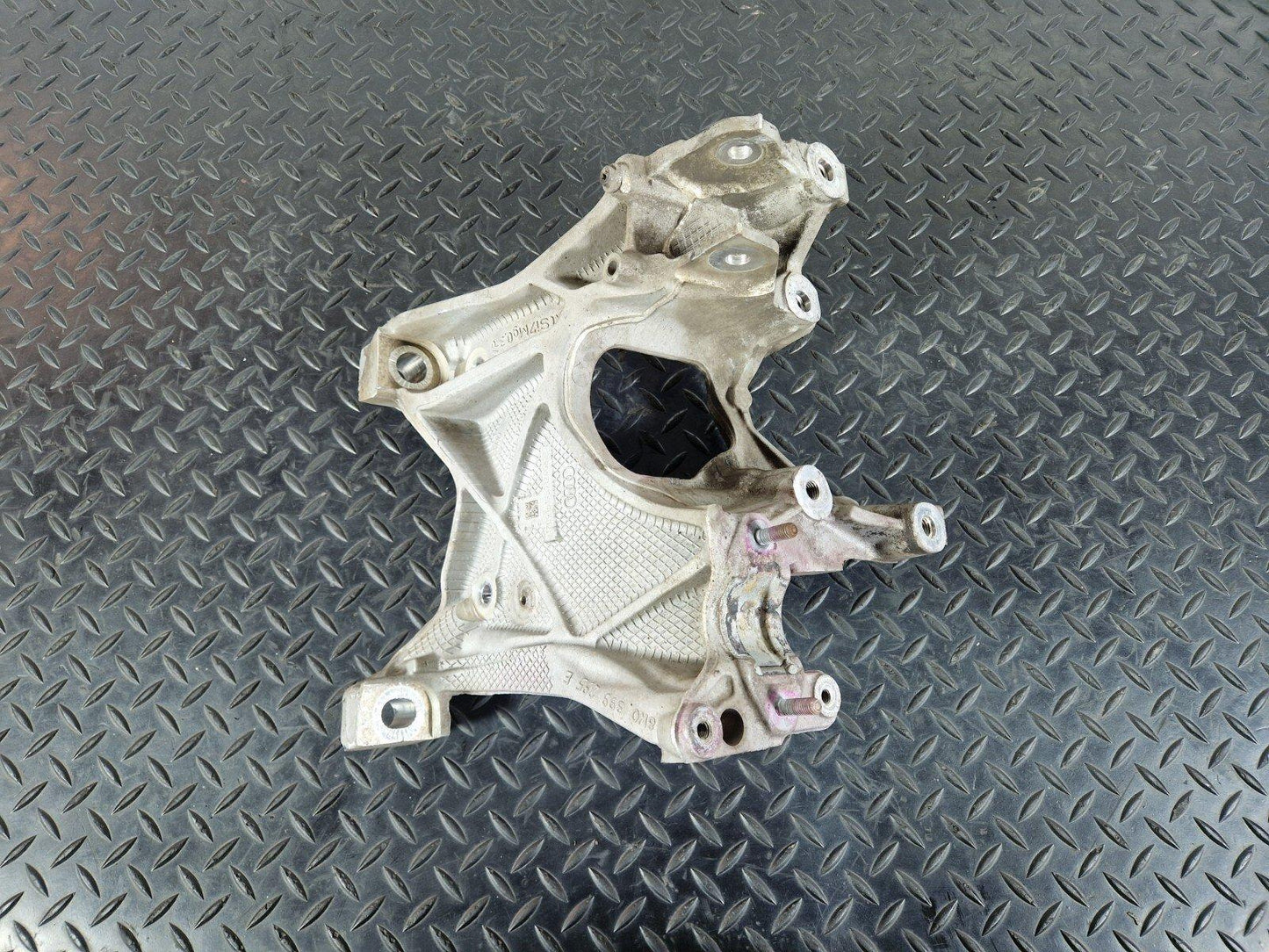 16-19 AUDI A4 B9 GENUINE FRONT LEFT N/S SIDE ENGINE MOUNT BRACKET 8W0399295E