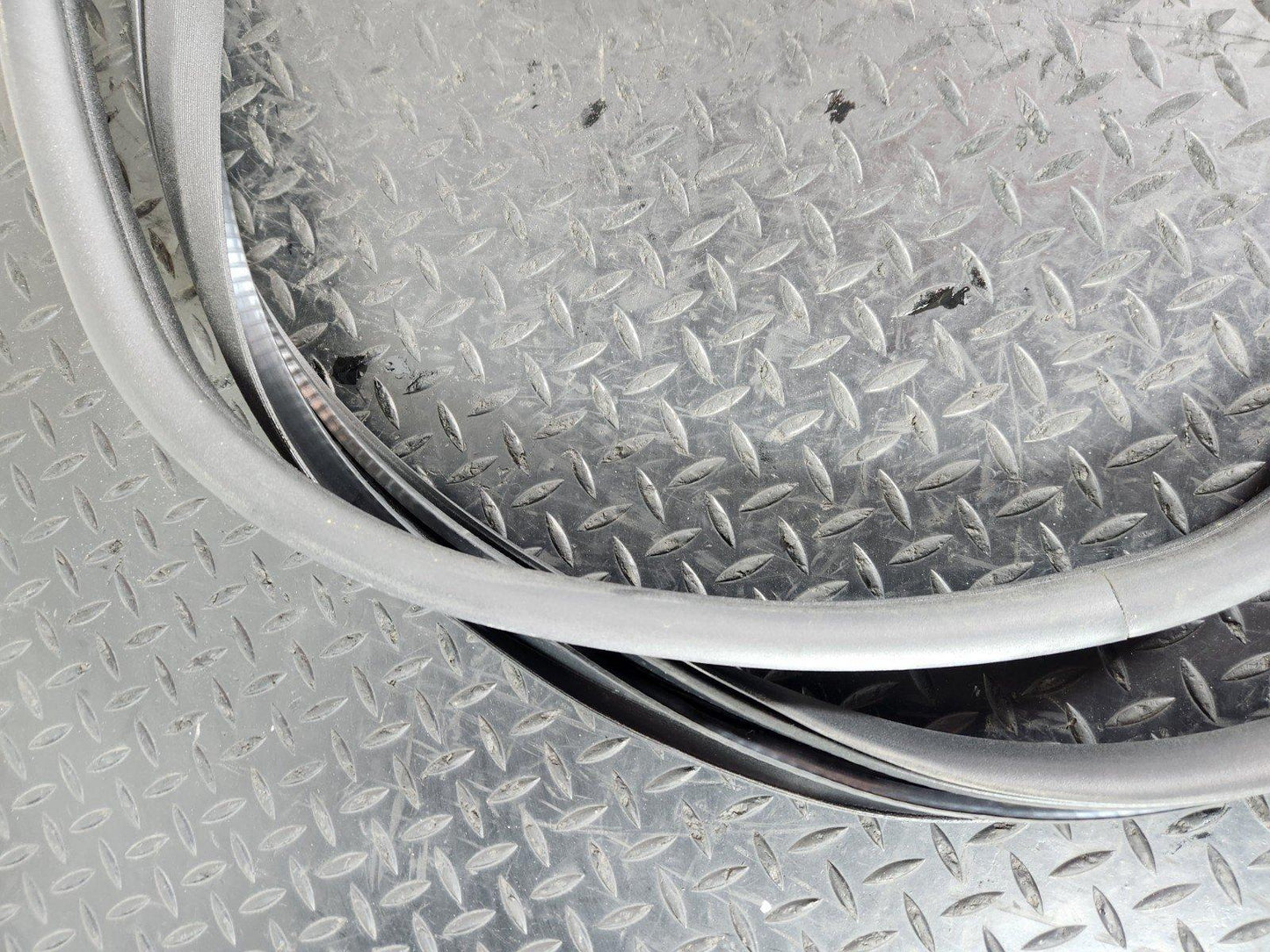 11-19 MERCEDES ML W166 OEM REAR LEFT OR RIGHT SIDE DOOR RUBBER SEAL  A1666970151