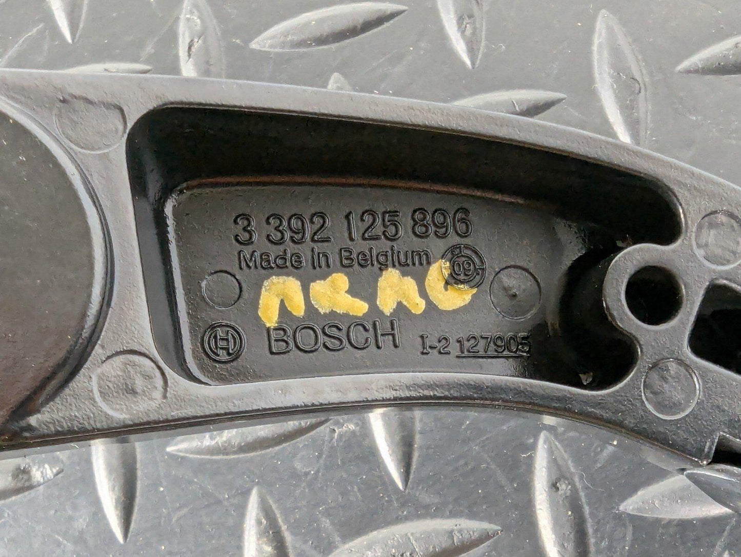 10-17 AUDI A8 4H FRONT LEFT WIPER ARM WITH BLADE 4H2955407A