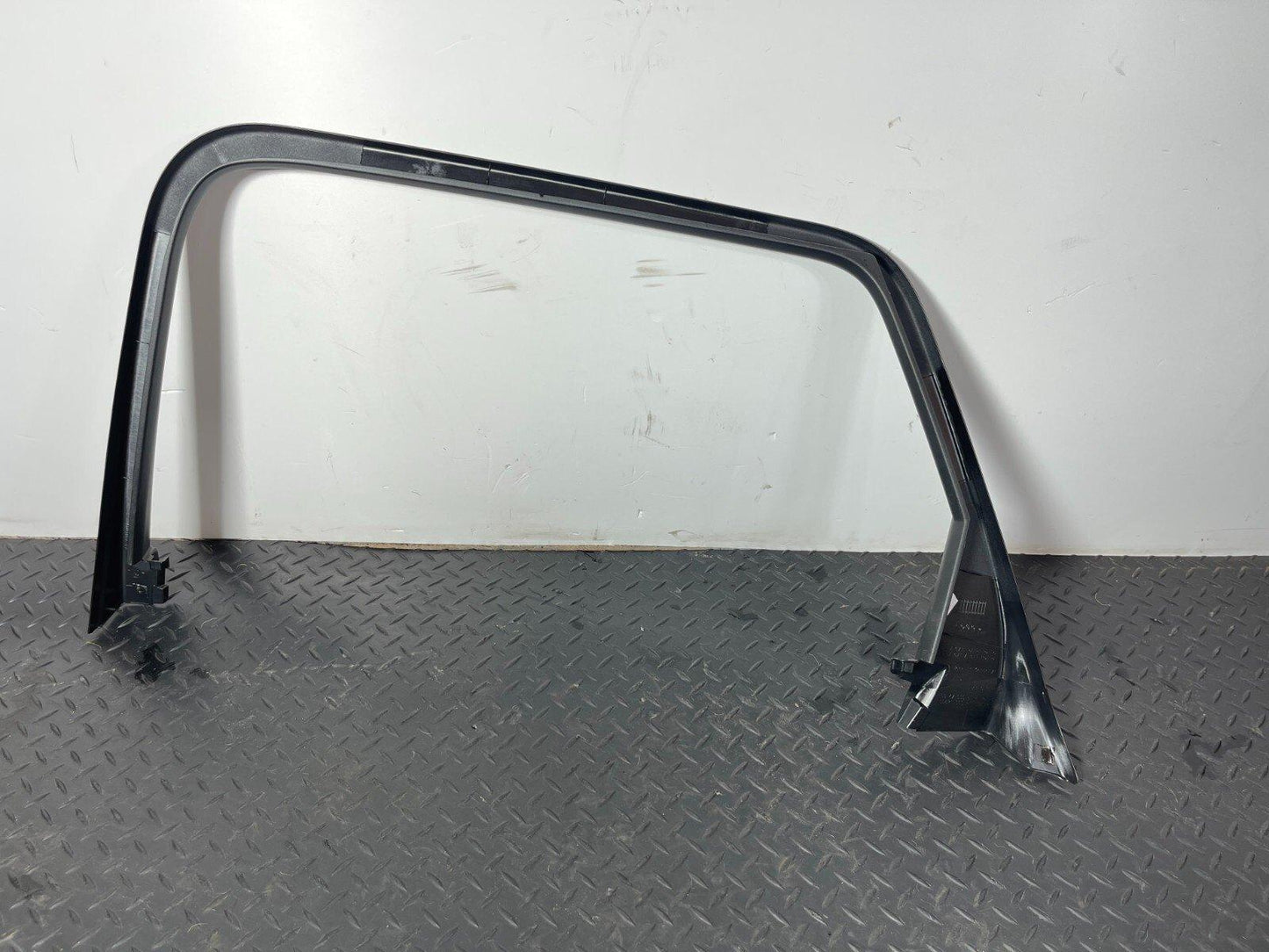 16-19 AUDI A4 B9 ESTATE GENUINE REAR LEFT NSR DOOR WINDOW FRAME TRIM 8W9867671