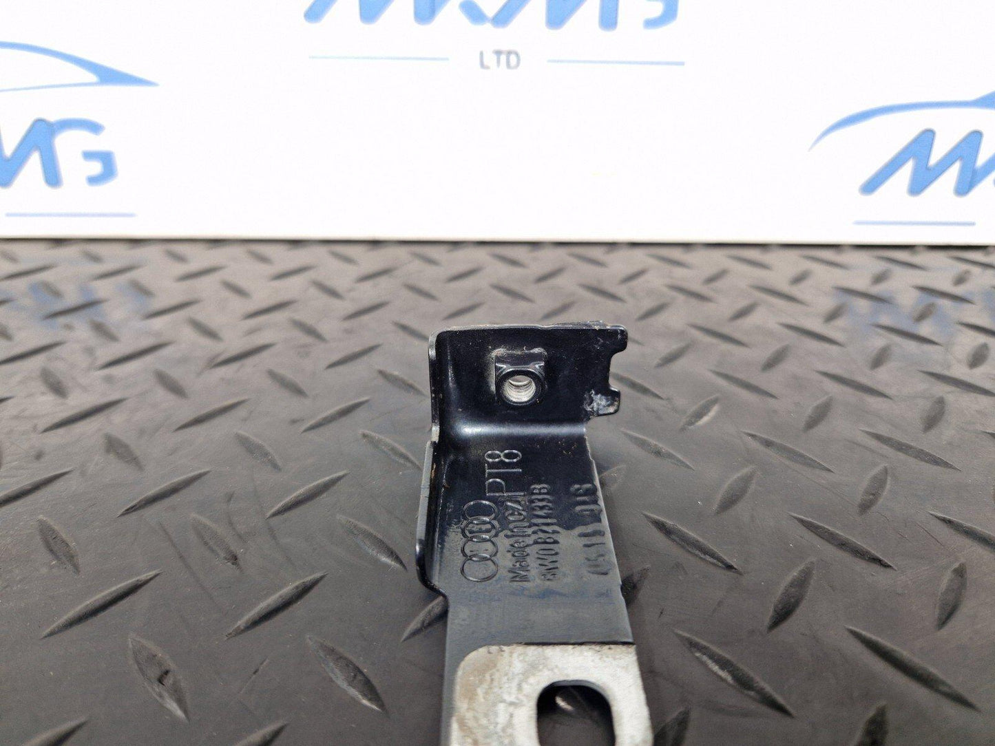 16-19 AUDI A4 B9 GENUINE FRONT LEFT PASSENGER SIDE WING BRACKET 8W0821433B