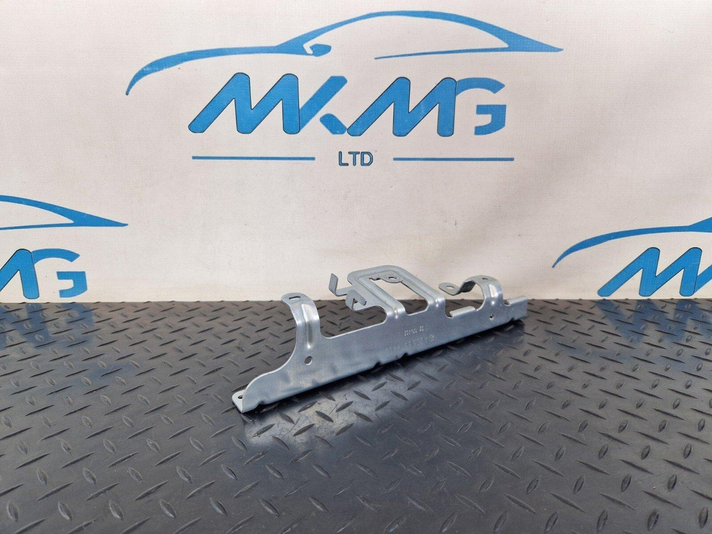 14-21 MERCEDES BENZ C300h W205 GENUINE RIGHT SIDE O/S BOOT BRACKET A2056914400
