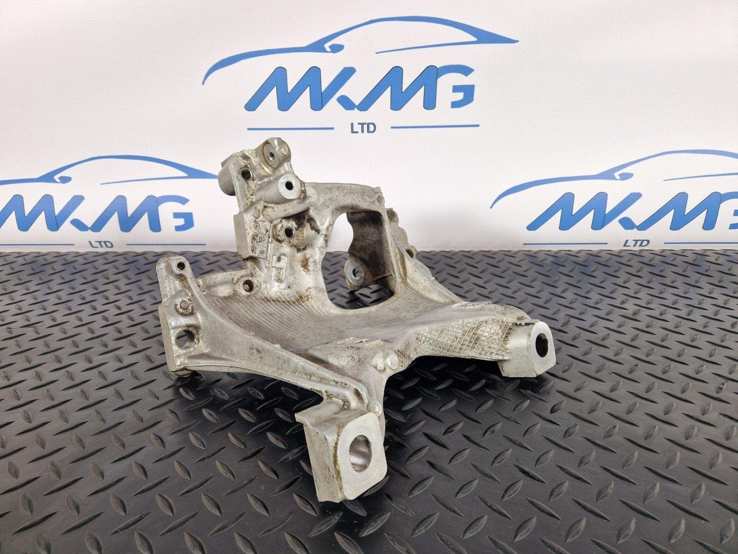 16-19 AUDI A4 B9 FRONT LEFT N/S LEFT SIDE ENGINE MOUNT BRACKET 8W0399295E