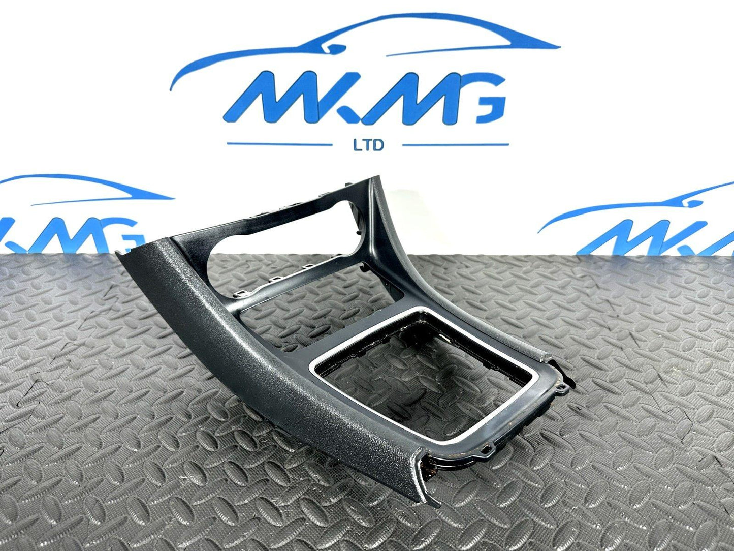 12-18 MERCEDES A-CLASS W176 GENUINE CENTRE CONSOLE TRIM A1766809900