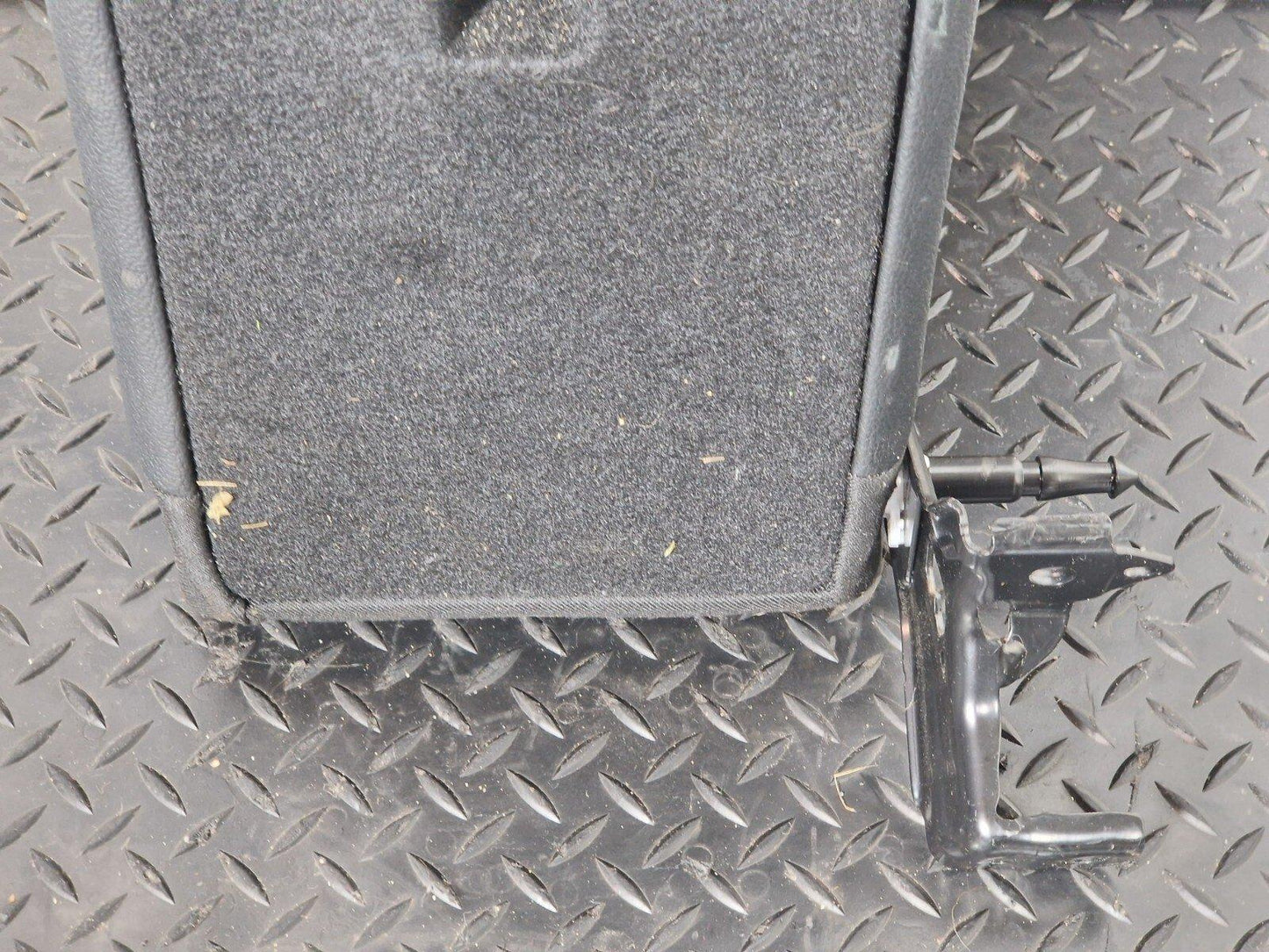 19-ON MERCEDES BENZ A CLASS EQ W177 V177 A250e REAR ARM REST