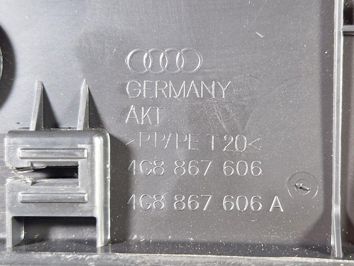 10-18 AUDI A7 4G S-LINE GENUINE CENTRE UPPER TAILGATE TRIM 4G8867606