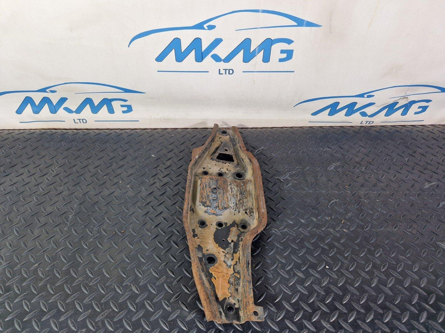 18-ON MERCEDES BENZ SPRINTER W907 FRONT BRACKET LEFT LOWER MOUNT A9076220700