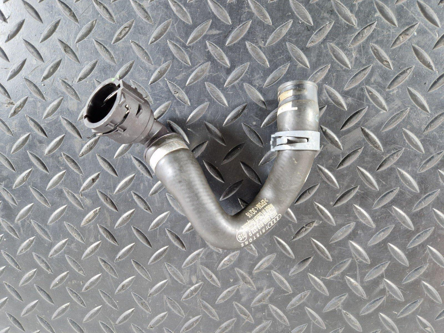 16-19 AUDI A4 AVANT B9 S-LINE 3.0TDI CSW ENGINE WATER COOLANT PIPE 8W0819332P