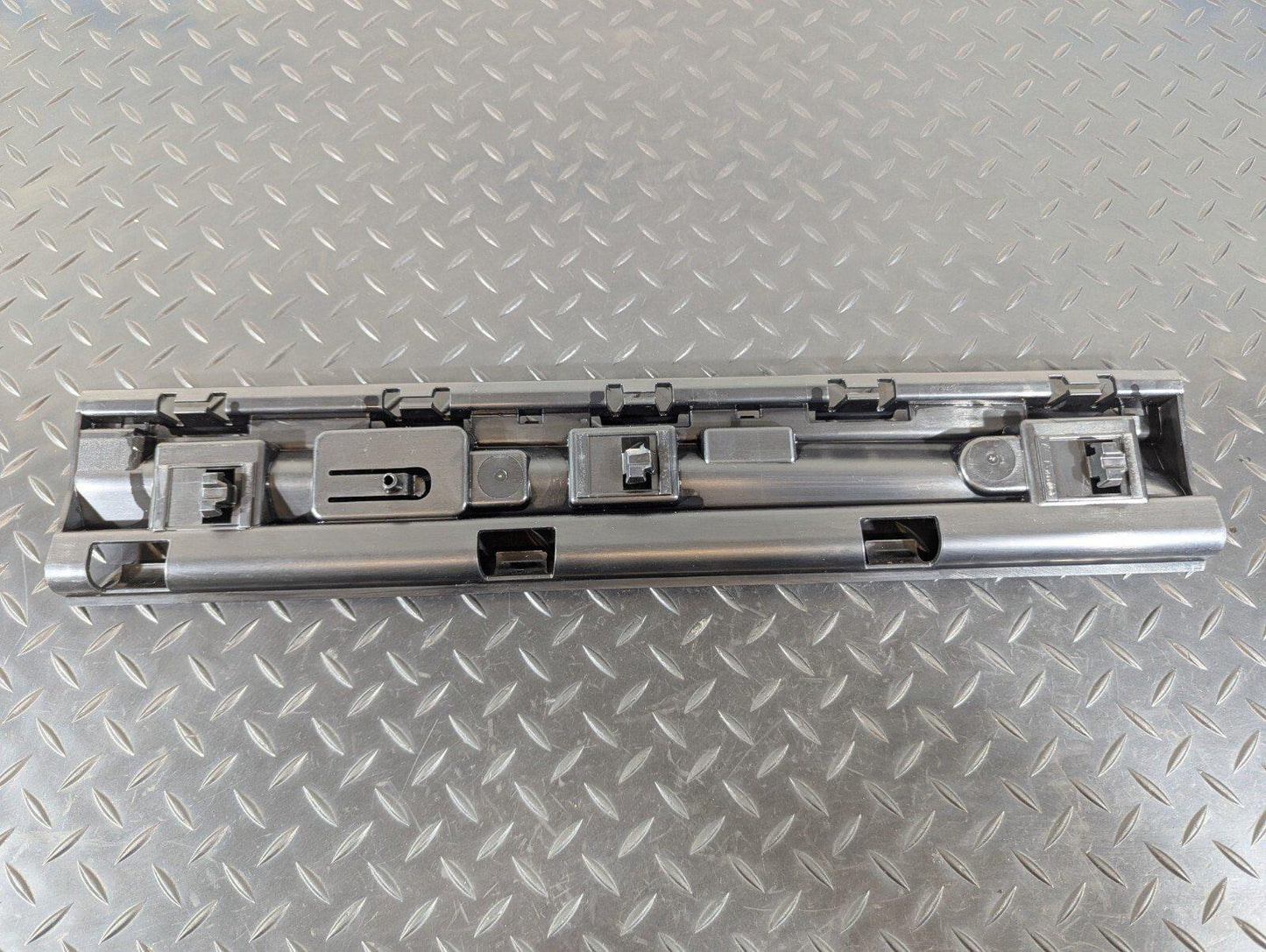 16-22 BMW X1 F48 SIDE SKIRT MOUNTING BRACKET CENTRE MIDDLE RIGHT SIDE 7332329