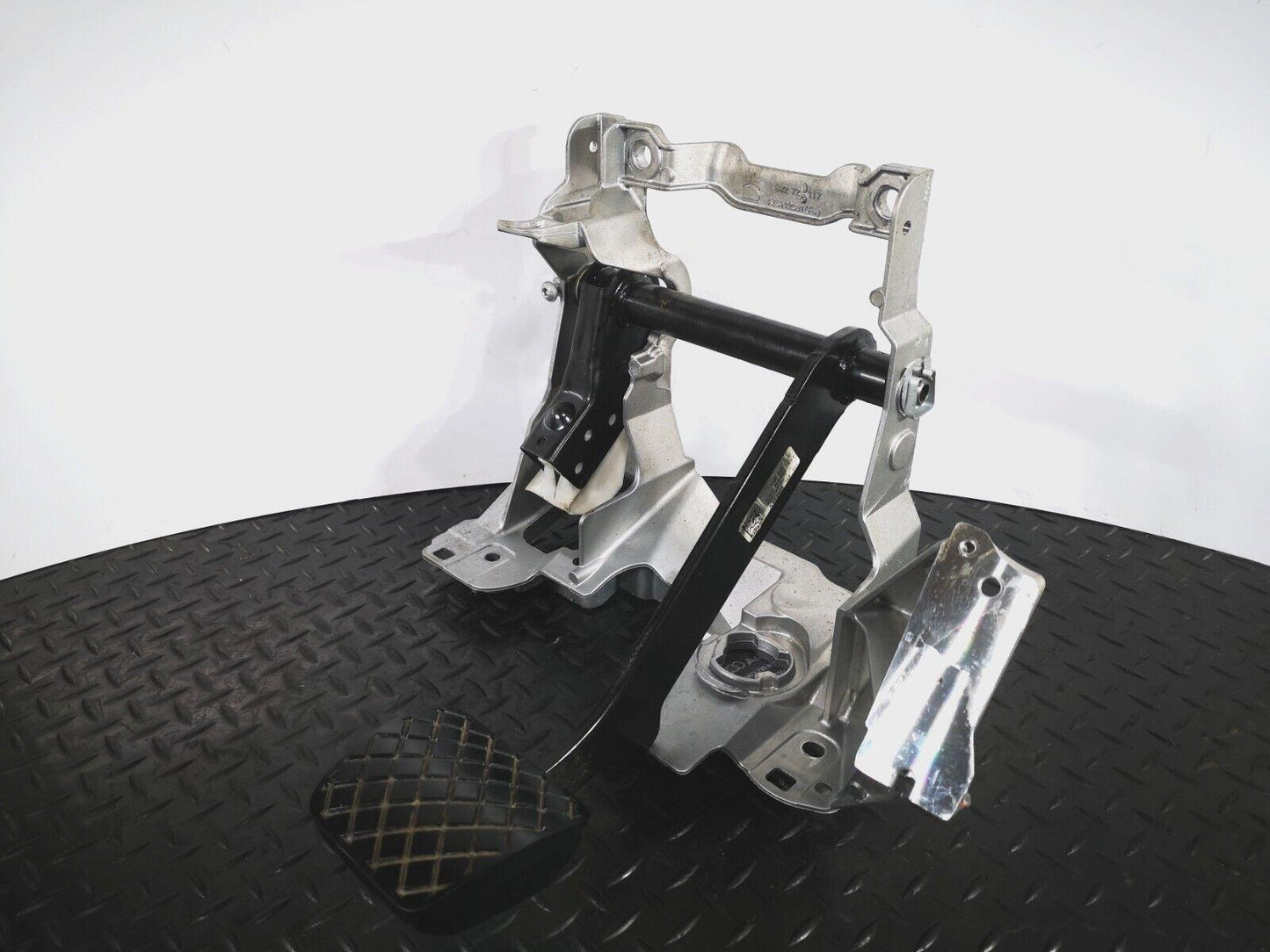 16-19 AUDI A4 B9 V6 3.0TDI AUTOMATIC GEARBOX BRAKE PEDAL & FRAME 8W2723140
