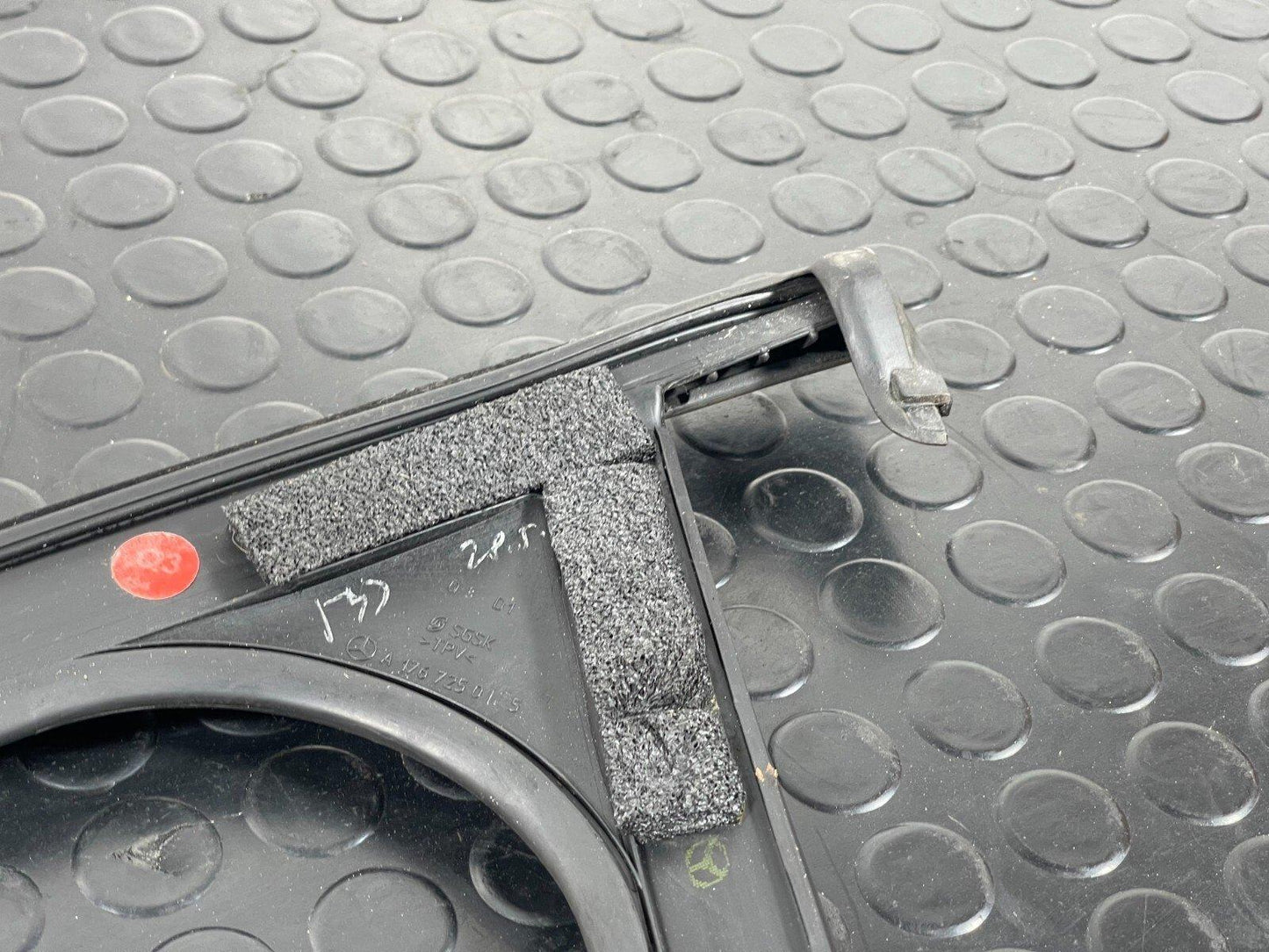 12-18 MERCEDES A-CLASS W176 FRONT RIGHT DOOR WINDOW GUIDE RAIL A1767250125
