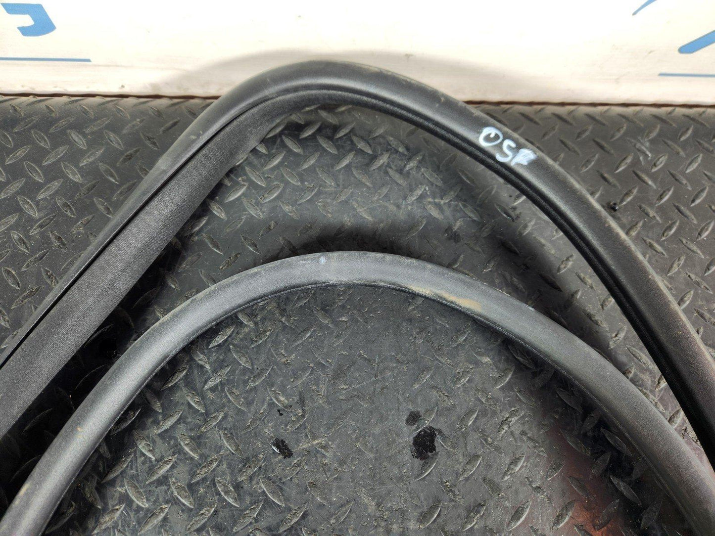 11-19 MERCEDES ML W166 OEM FRONT LEFT OR RIGHT SIDE DOOR RUBBER SEAL A1666970051