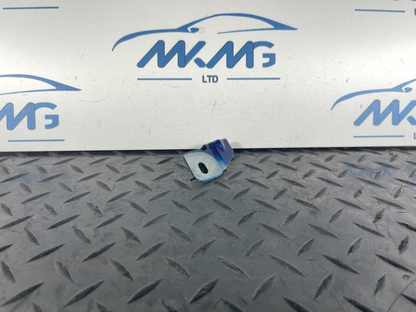 16-23 AUDI A5 F5 SPORTBACK S-LINE FRONT RIGHT DRIVER SIDE WING BRACKET 8W0821470