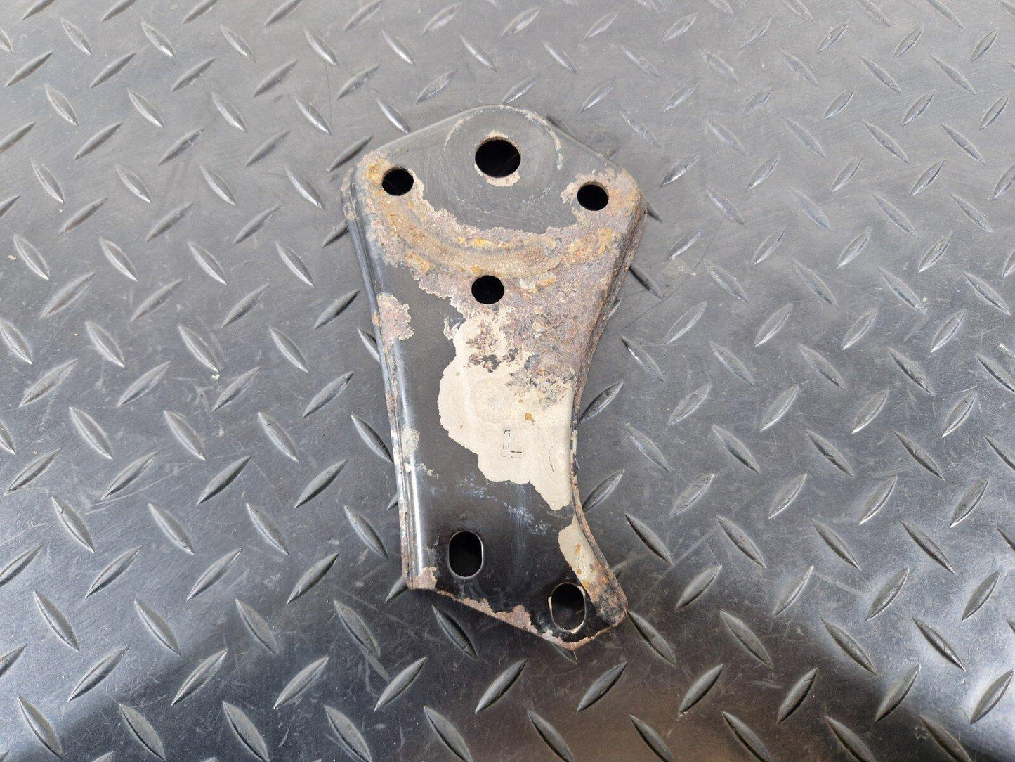14-21 MERCEDES BENZ C300h W205 REAR SUBFRAME LEFT SIDE STOP PLATE A2053520700