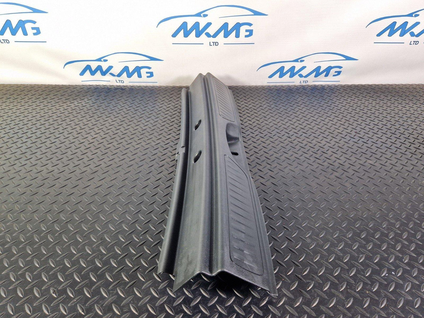 12-18 MERCEDES BENZ B-CLASS W246 REAR BOOTLID CATCH TRIM PANEL A2466900041