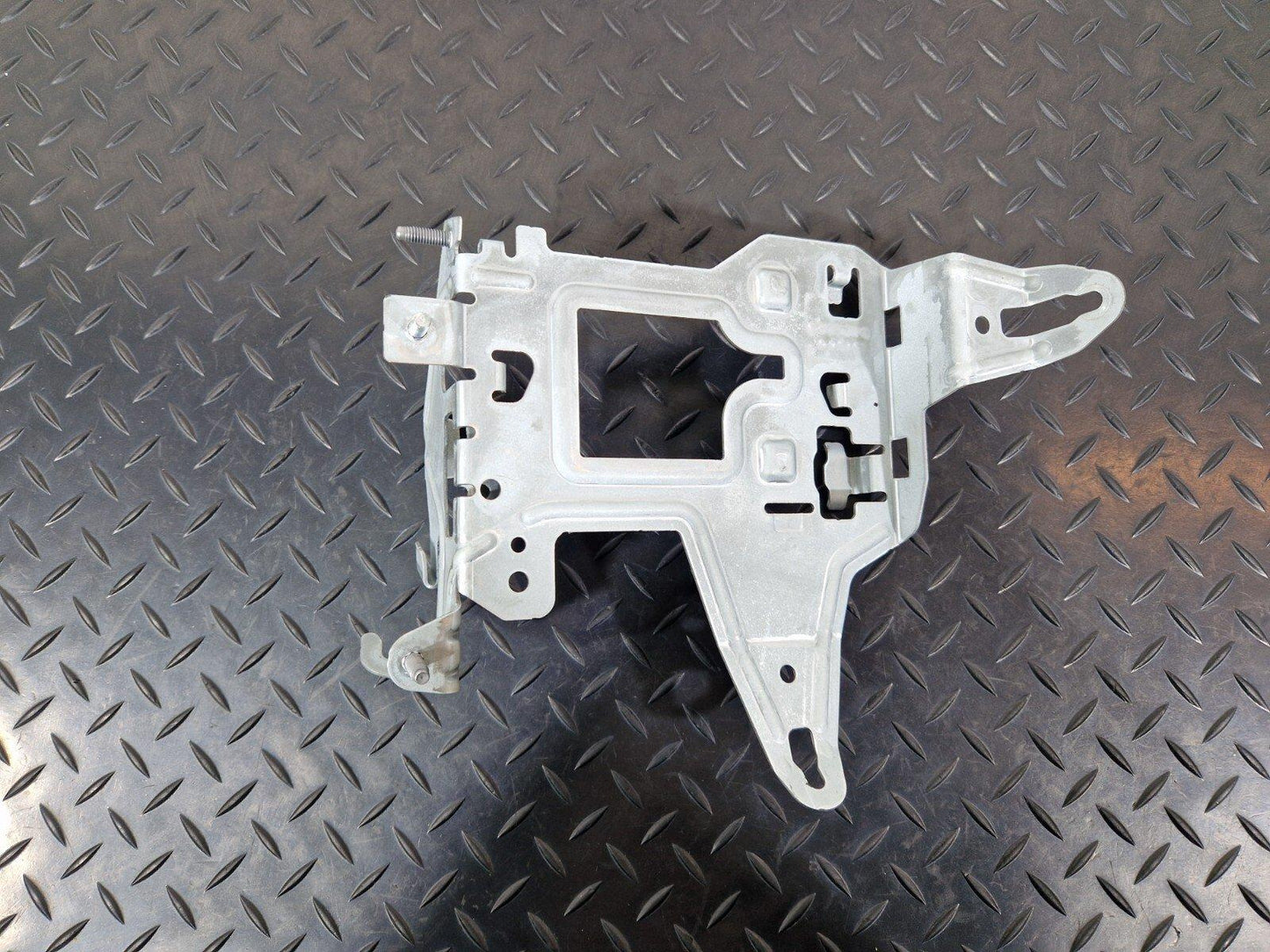 14-21 MERCEDES BENZ C200 W205 FUSE BOX RELAY HOLDER BRACKET A2055451740