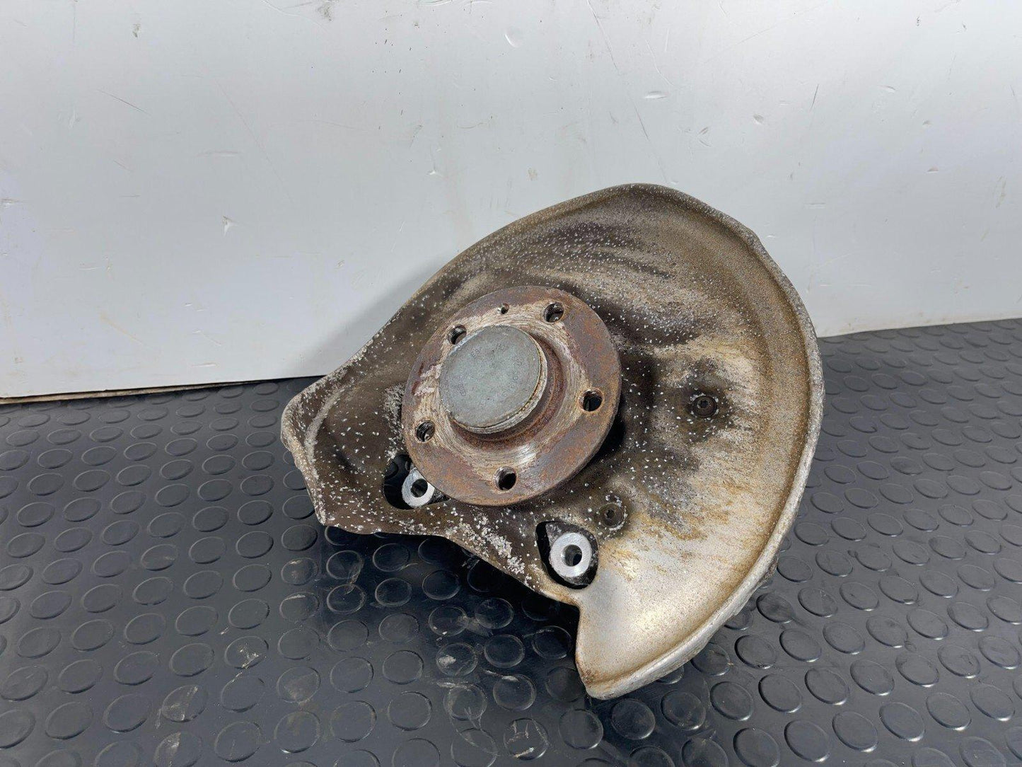 16-19 AUDI A4 B9 REAR RIGHT WHEEL HUB & BEARING 8W0505436T 8W0505432P