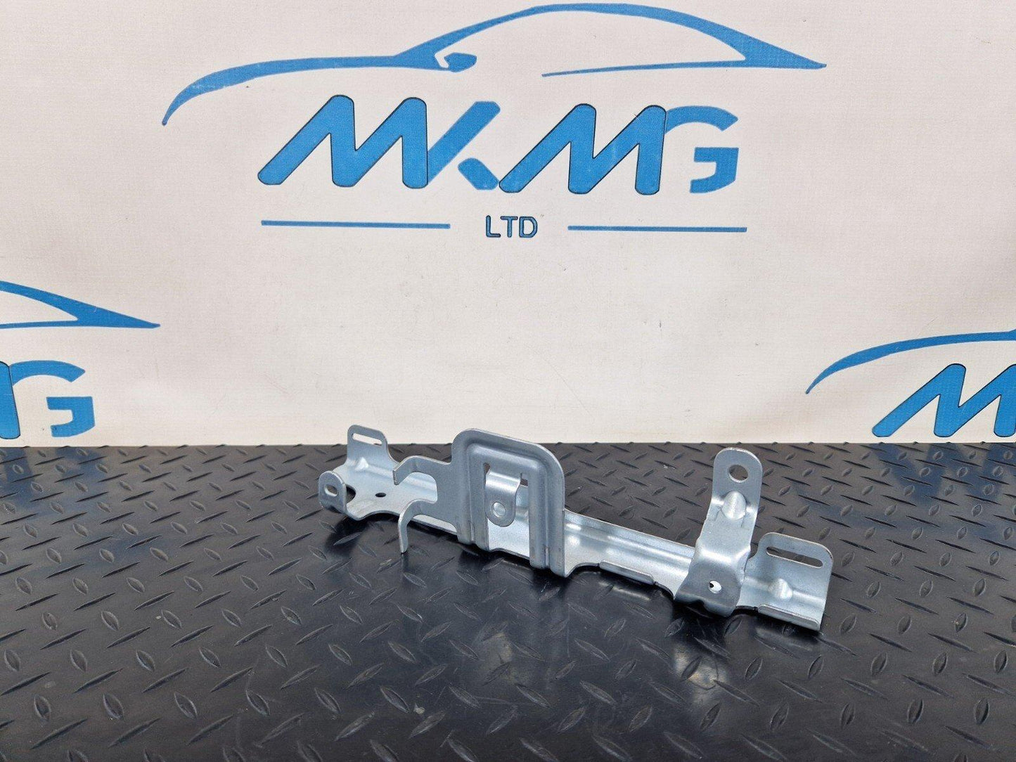 14-21 MERCEDES BENZ C200d W205 GENUINE RIGHT SIDE O/S BOOT BRACKET A2056914400