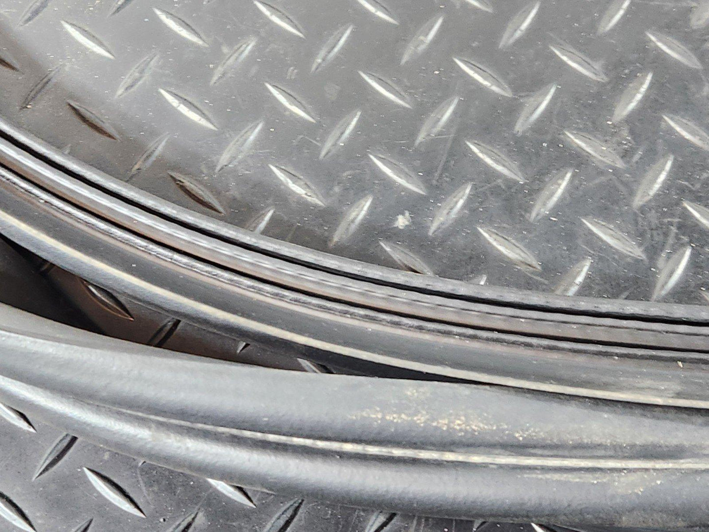 19-ON MERCEDES B CLASS W247 TAILGATE BOOT LID RUBBER SEAL A2477402100
