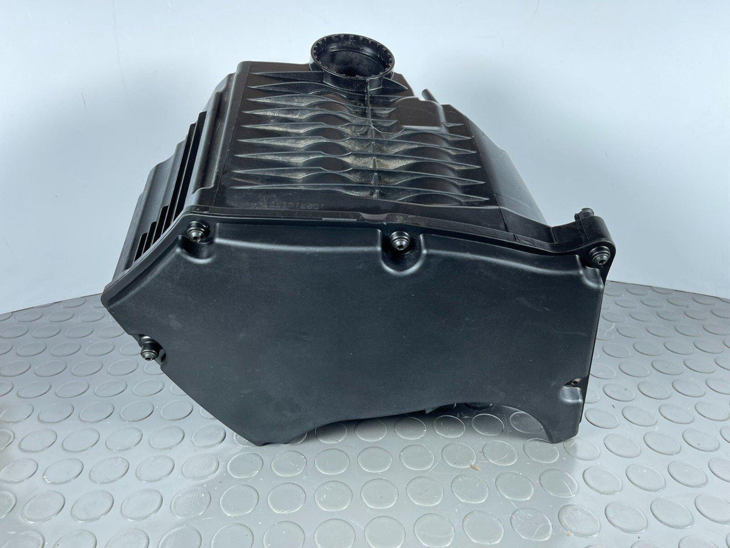 16-19 AUDI A4 B9 SALOON GENUINE 1.4 TFSI AIR FILTER BOX 8W0133835F