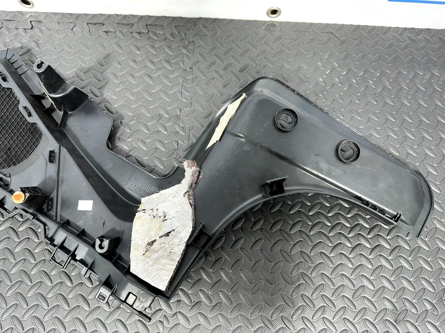 MERCEDES BENZ E CLASS C207 COUPE PASSENGER SIDE REAR C PILLAR COVER A2076901325