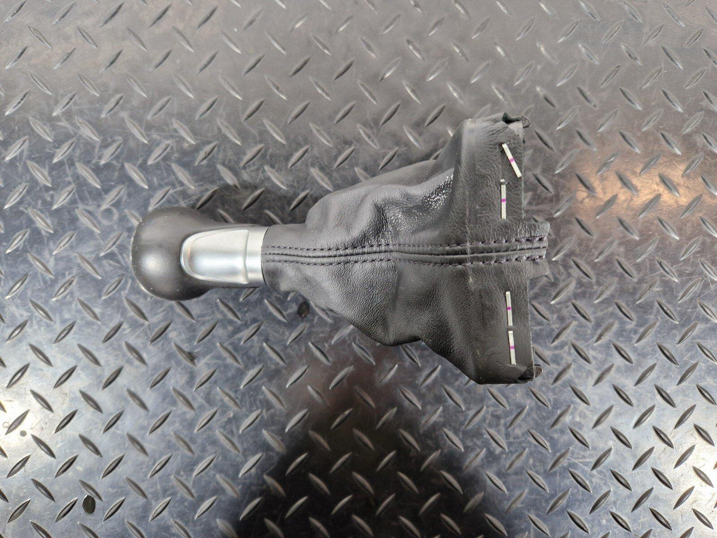 16-19 AUDI A4 B9 6 SPEED MANUAL LEATHER GEAR KNOB AND GAITER TRIM 8W0863278A