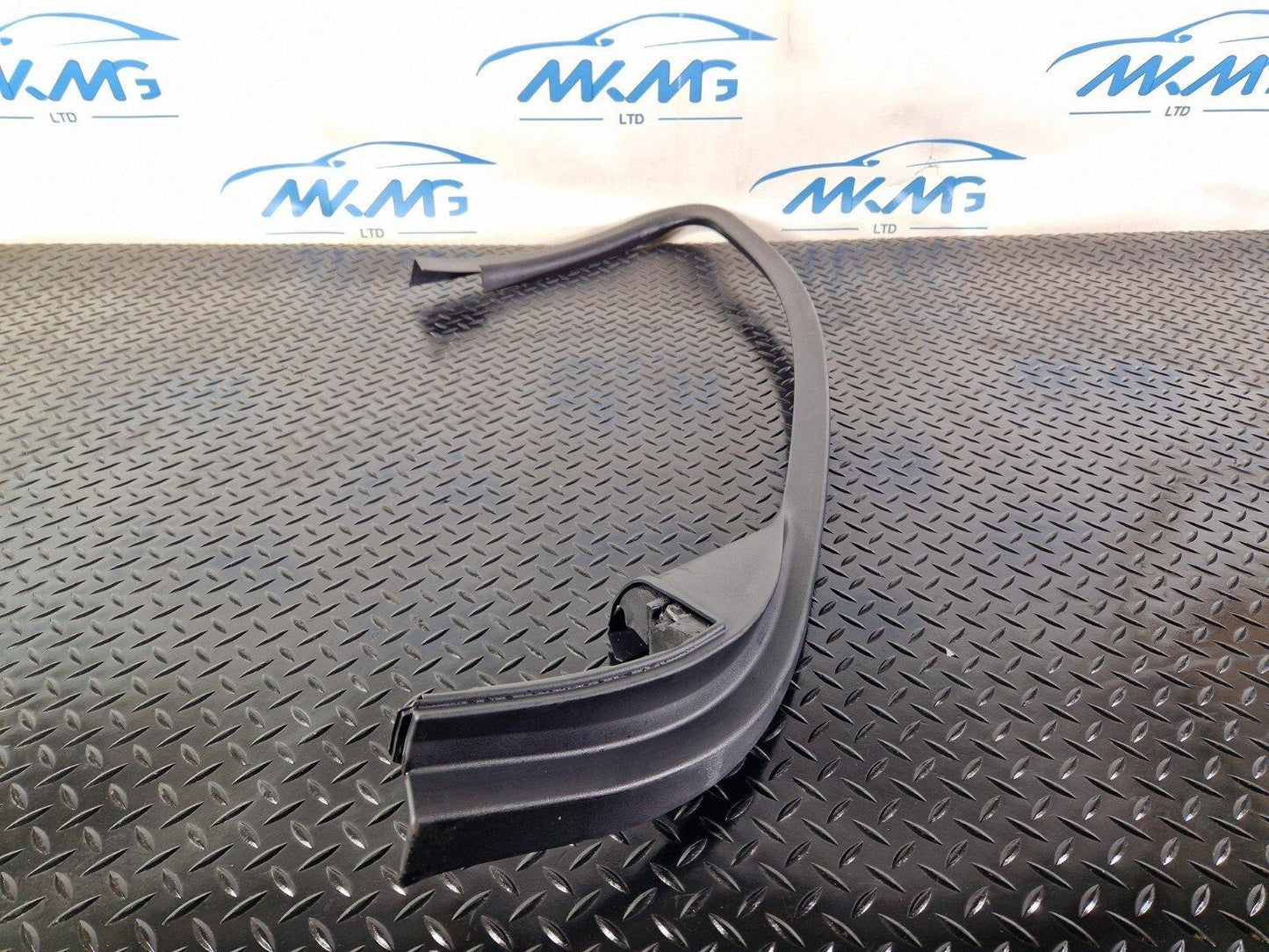 20-24 BMW 1 SERIES F40 FRONT LEFT WINDOW DOOR FRAME COVER 7464799